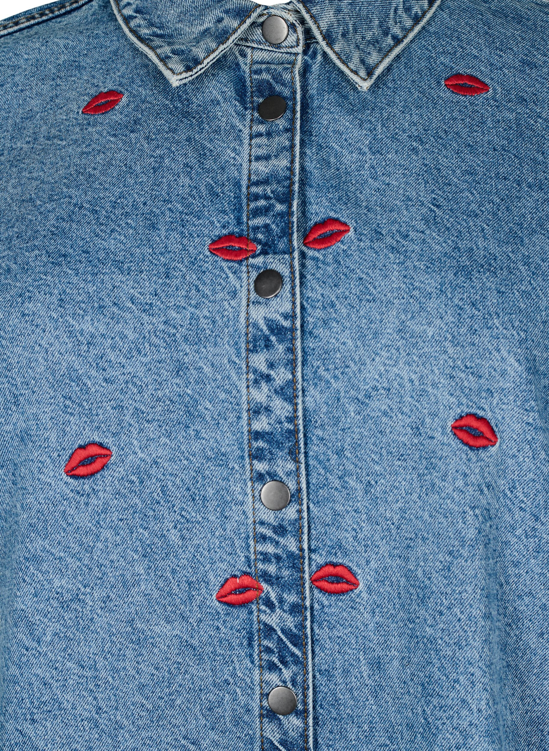 Zizzi Chemise ample en jean et avec l&egrave;vres brod&eacute;es, Light Blue Kiss, Packshot image number 2