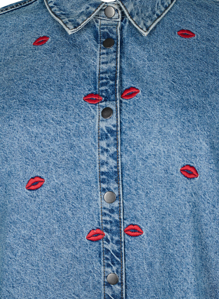 Chemise ample en jean et avec lèvres brodées, Light Blue Kiss, Packshot image number 2