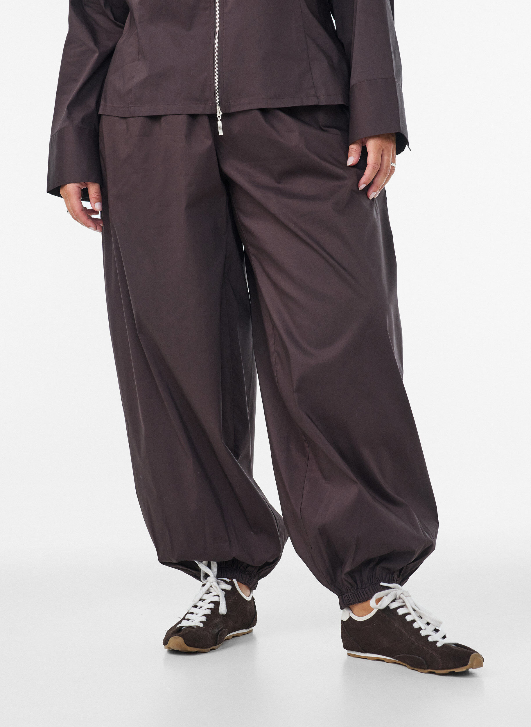 ZizziPantalon ballon avec poches et ceinture &eacute;lastique, Marron, Model image number 2