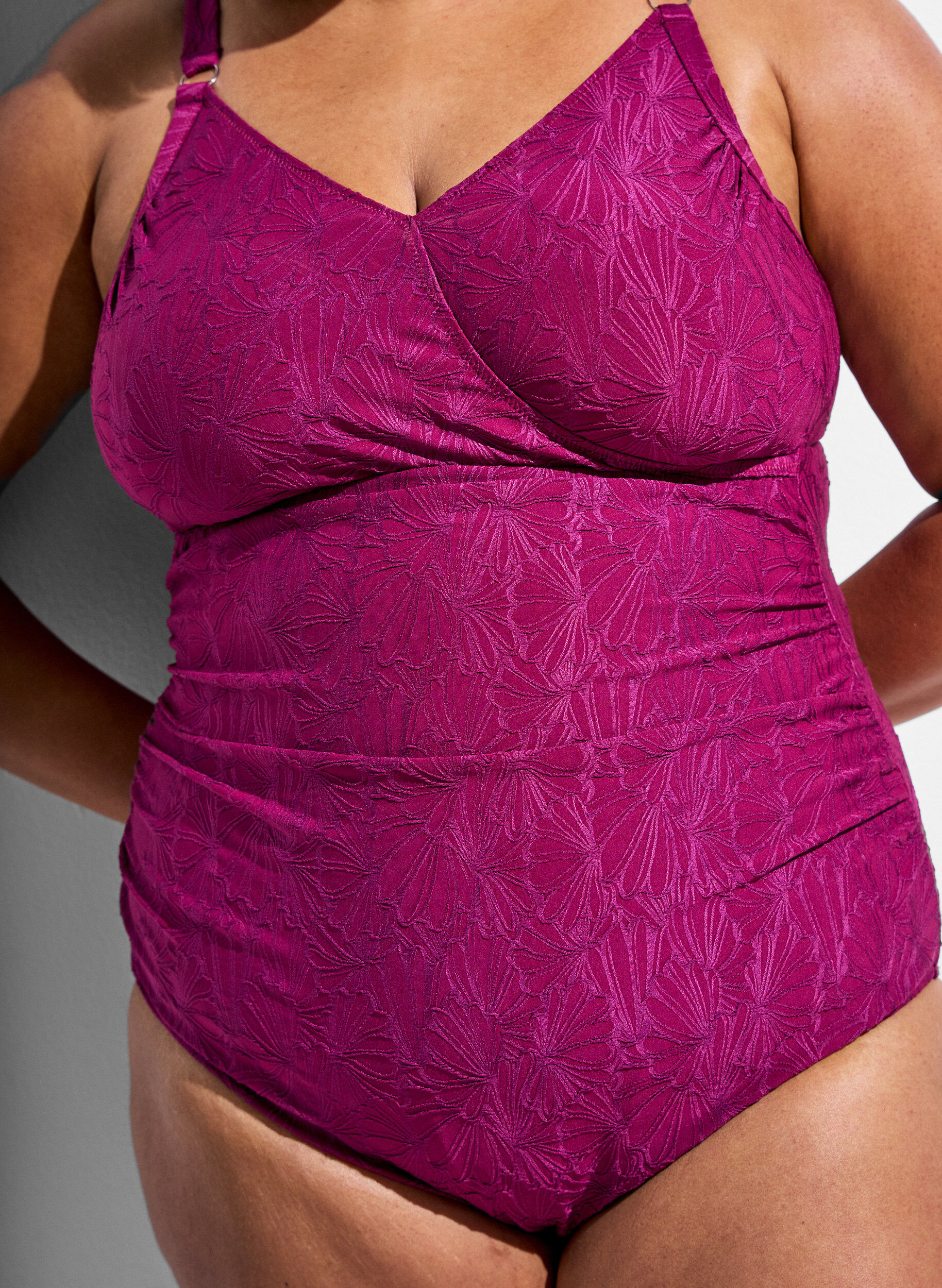 Zizzi Maillot de bain avec d&eacute;tail crois&eacute; et texture florale ton sur ton, Bordeaux, Model image number 2