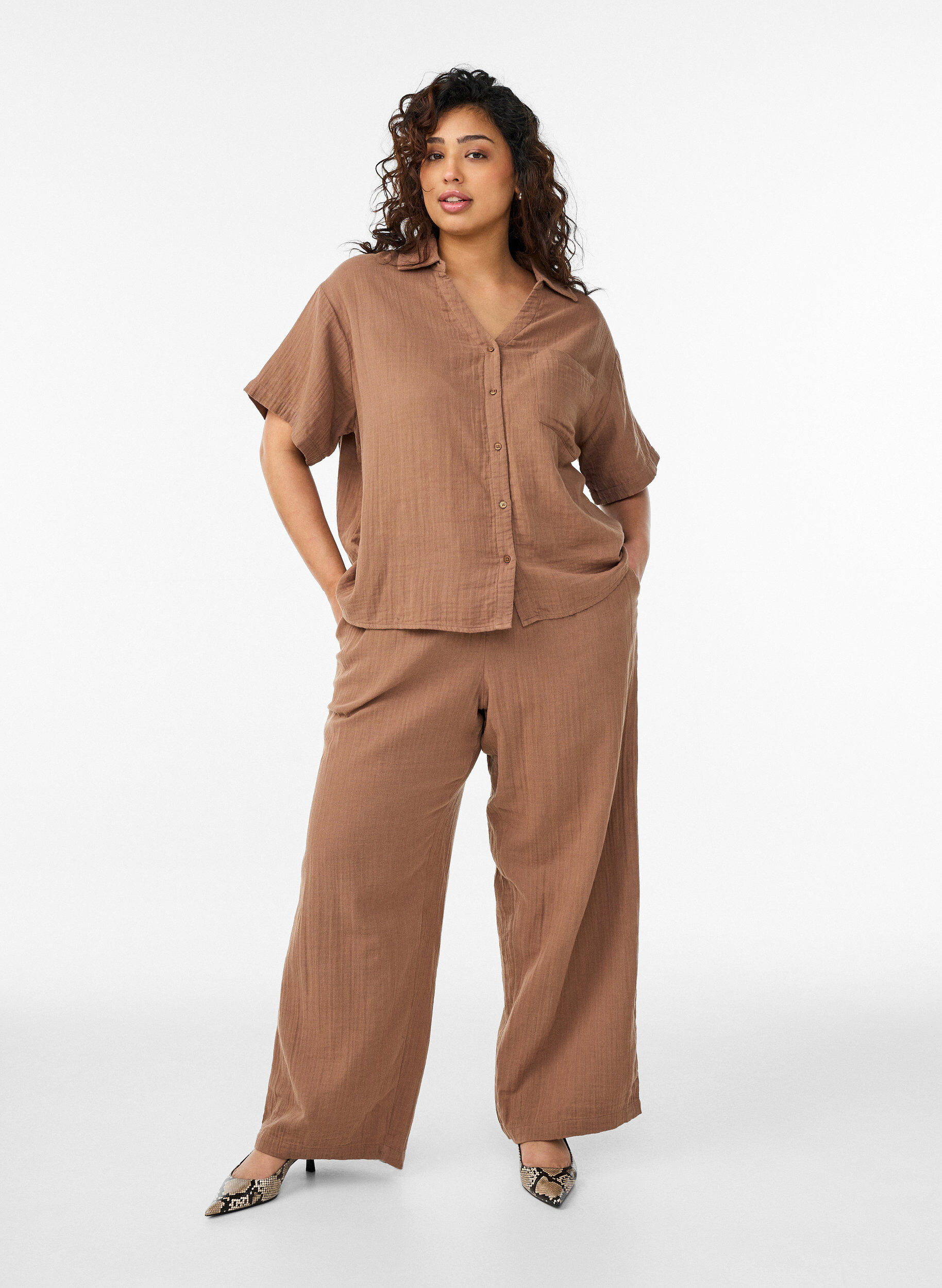 Pantalon taille haute en mousseline de coton &agrave; coupe ample, Marron, Model