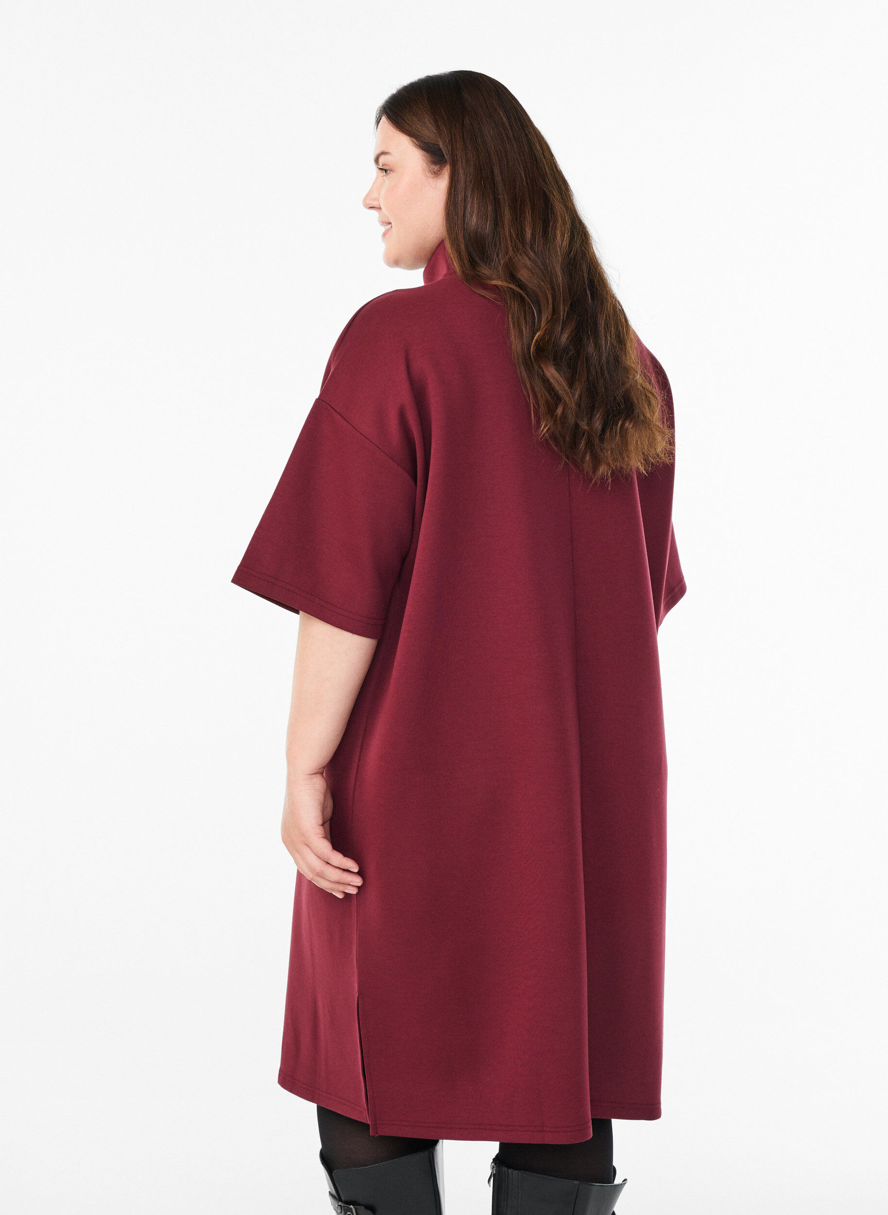 Zizzi Robe sweat courte avec col montant et zip, Bordeaux fonc&eacute;, Model image number 2