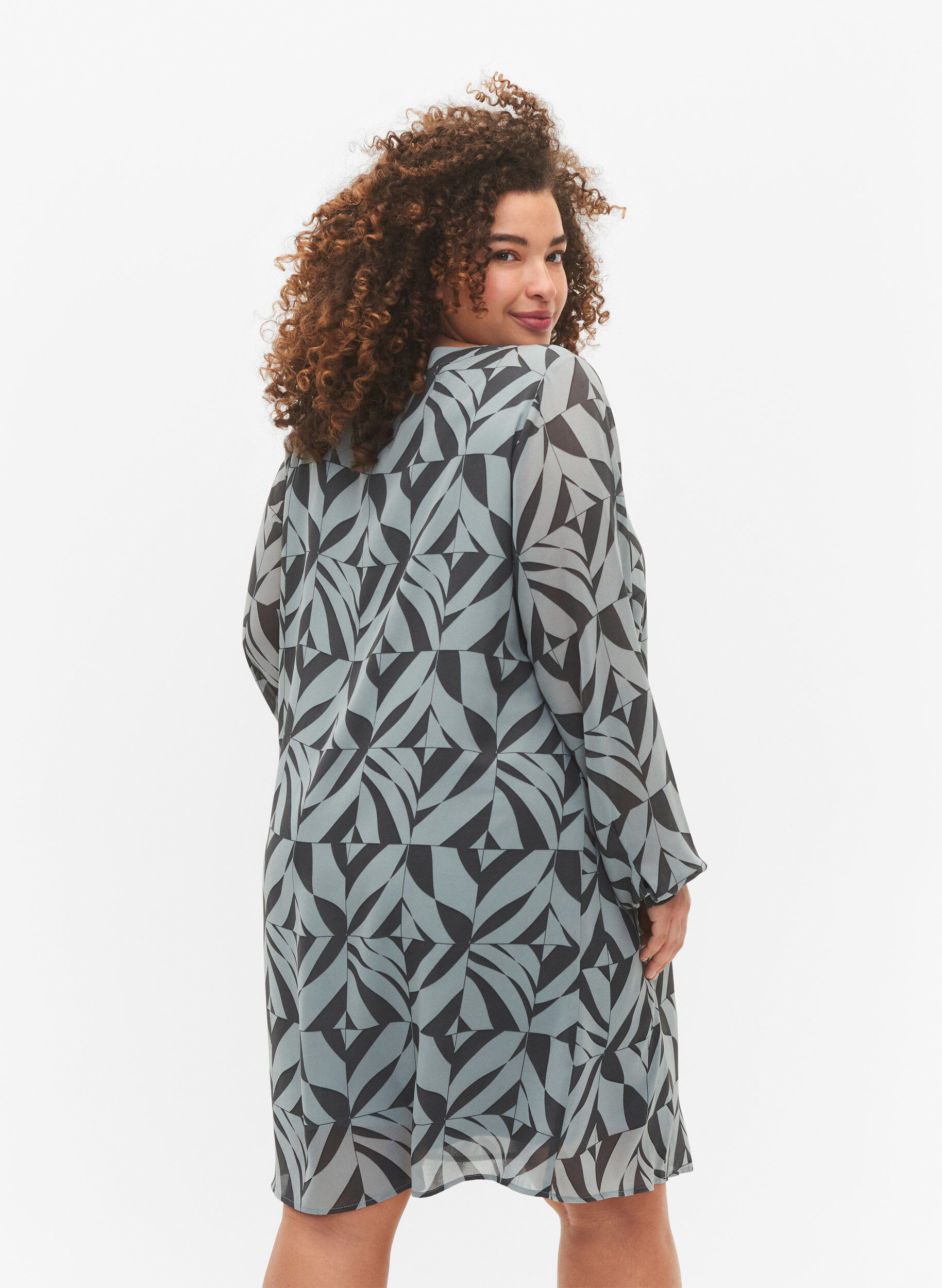 Zizzi Robes &agrave; manches longues avec encolure en V, Graphic Leaf, Model image number 1