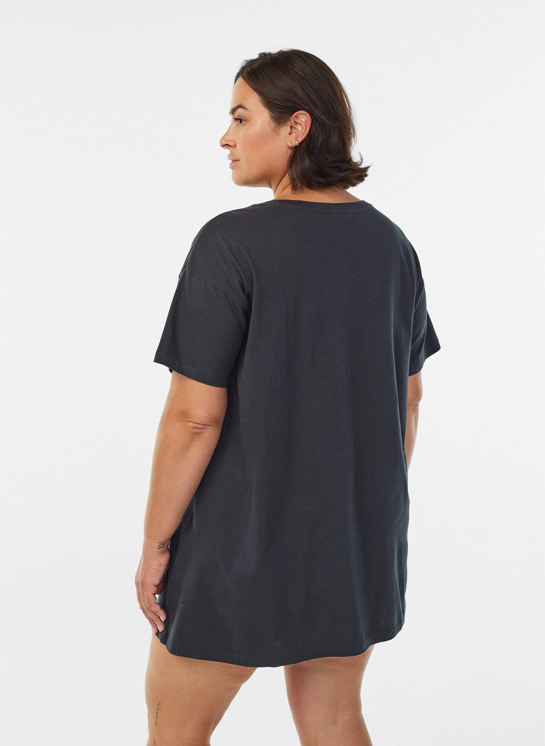 Zizzi T-shirt de nuit long en coton bio avec imprim&eacute;, Gris anthracite, Model image number 2