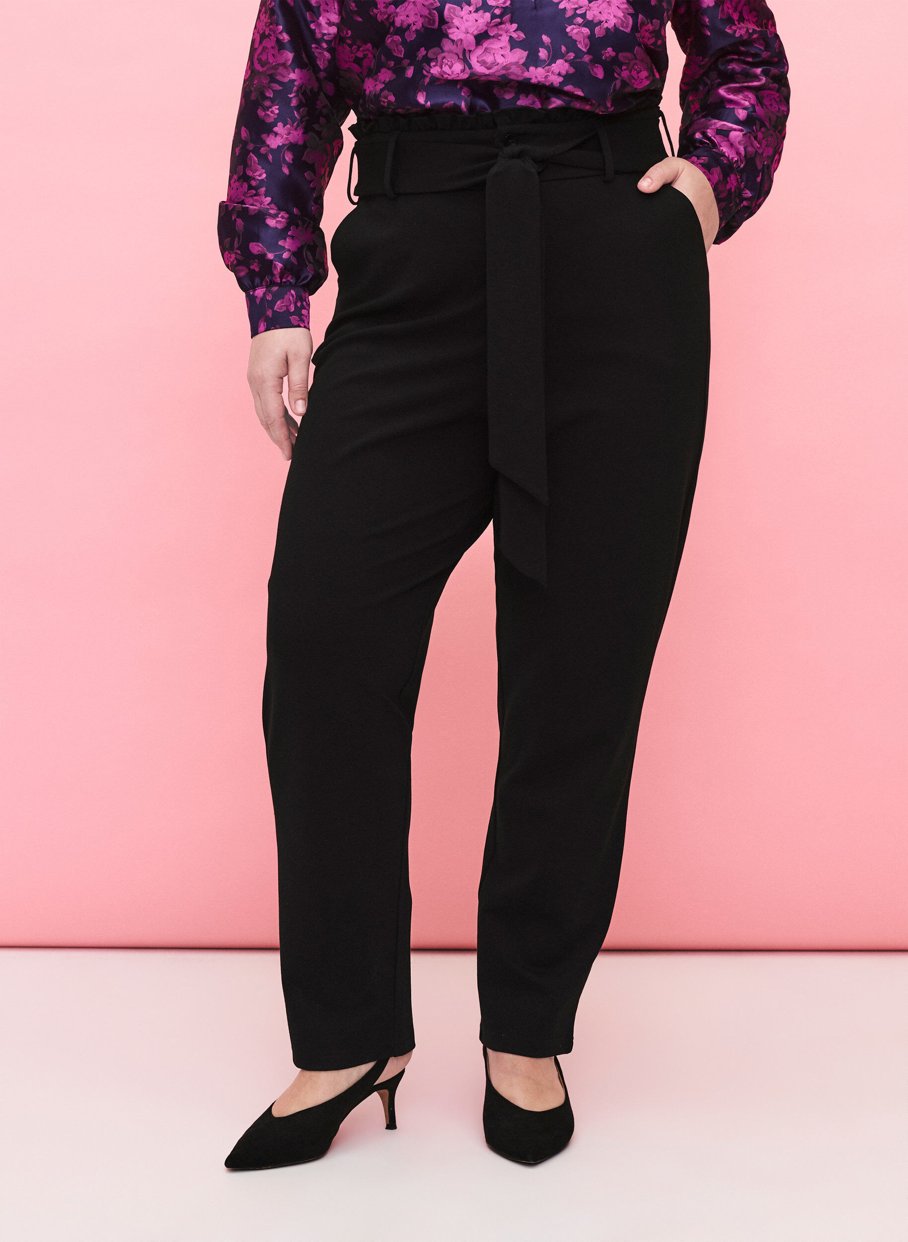 Zizzi Pantalon taille haute avec volants et cordon, Black, Model image number 2