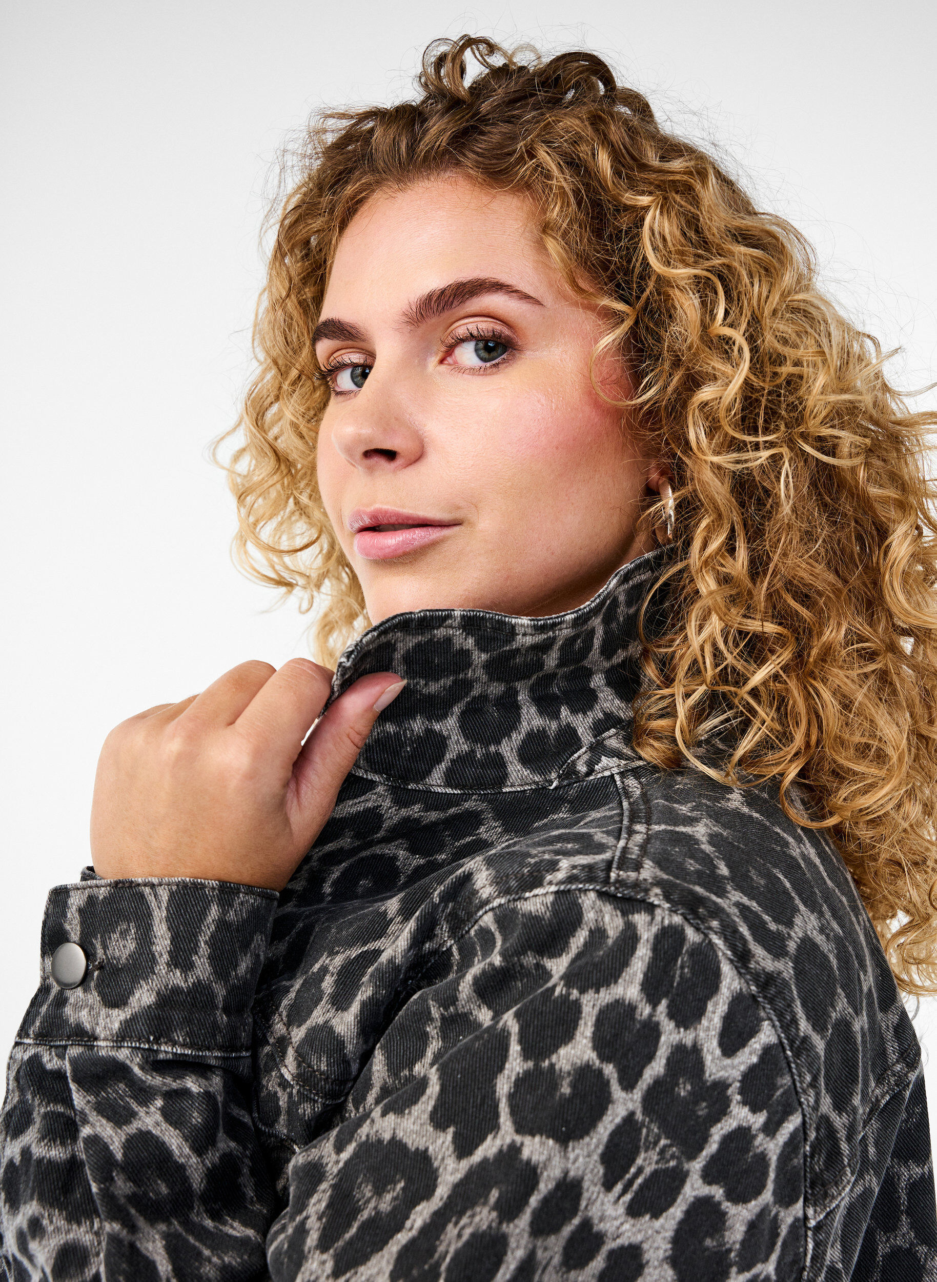 Zizzi Chemise en jean avec imprim&eacute; l&eacute;opard et boutons, Gris anthracite, Model image number 4