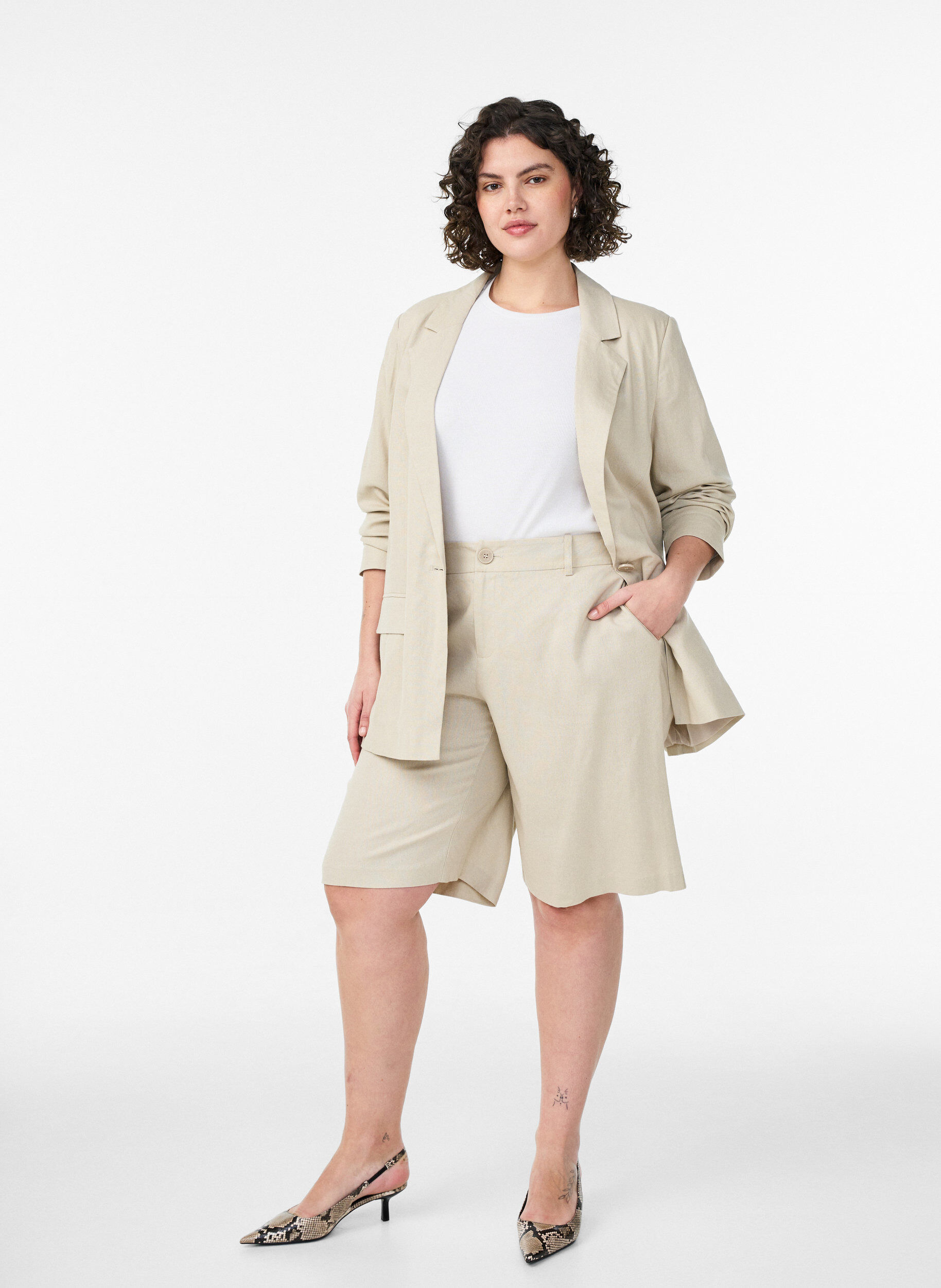 Zizzi Bermuda taille haute en lin et viscose, Beige, Model image number 1