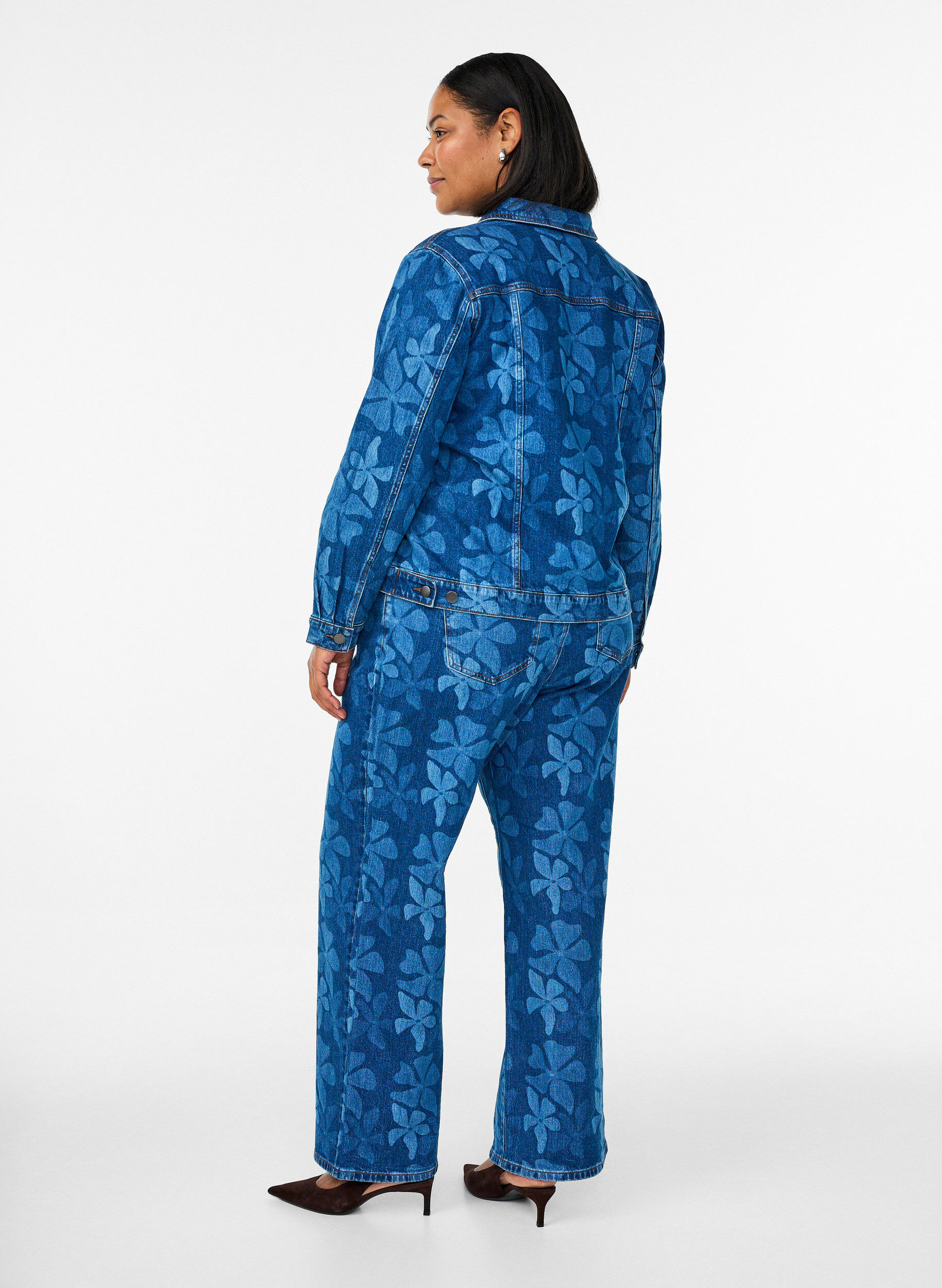 Zizzi Jean Myra coupe large en denim &agrave; fleurs, Bleu, Model image number 1