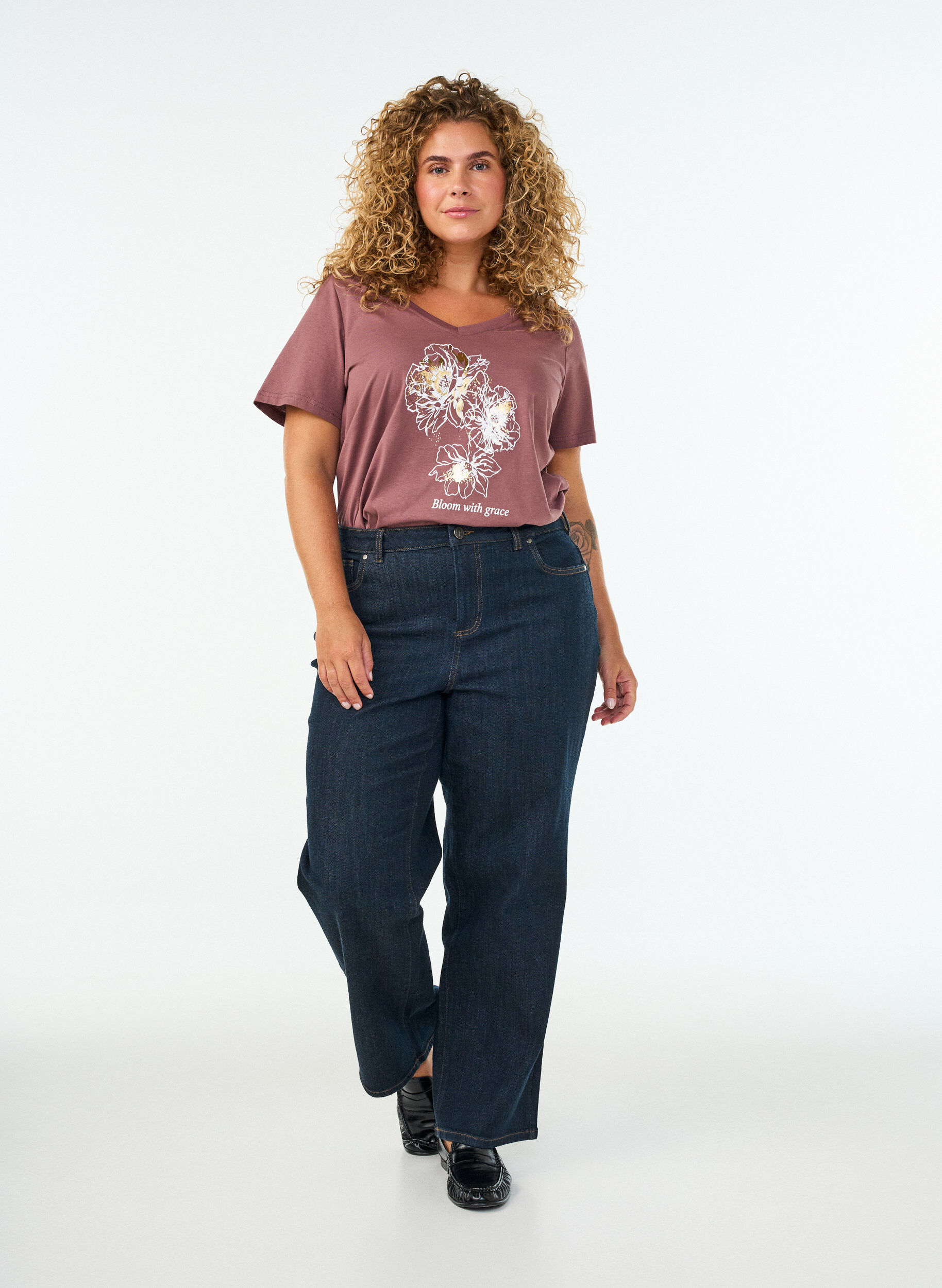 ZizziT-shirt en coton avec imprim&eacute; sur le devant et col en V, Rose poudr&eacute;e, Model image number 1