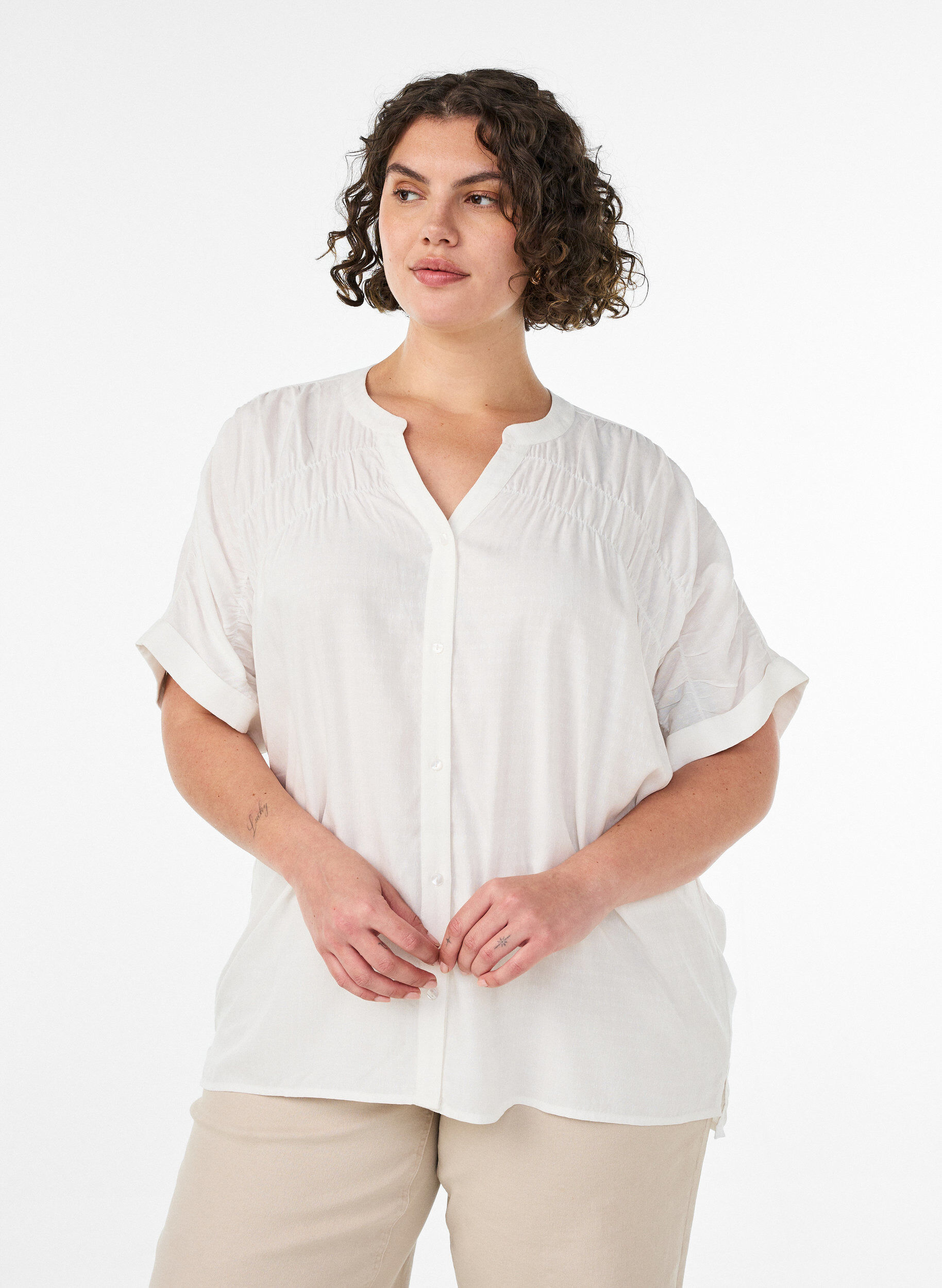 ZizziChemise en viscose avec manches courtes et d&eacute;tail fronc&eacute;, Vanille, Model image number 0