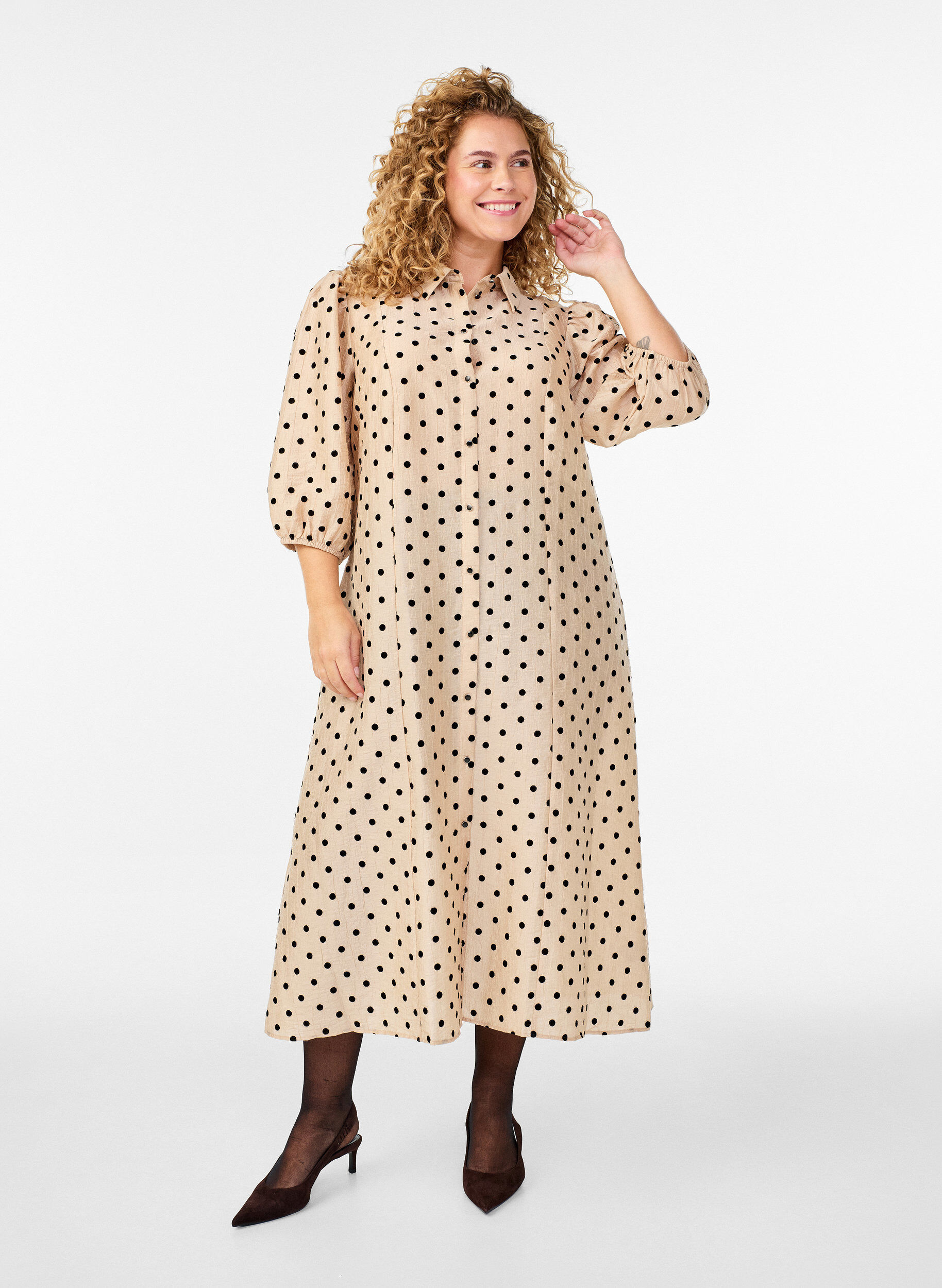 Robe chemise midi &agrave; pois et manches trois-quarts, Beige, Model