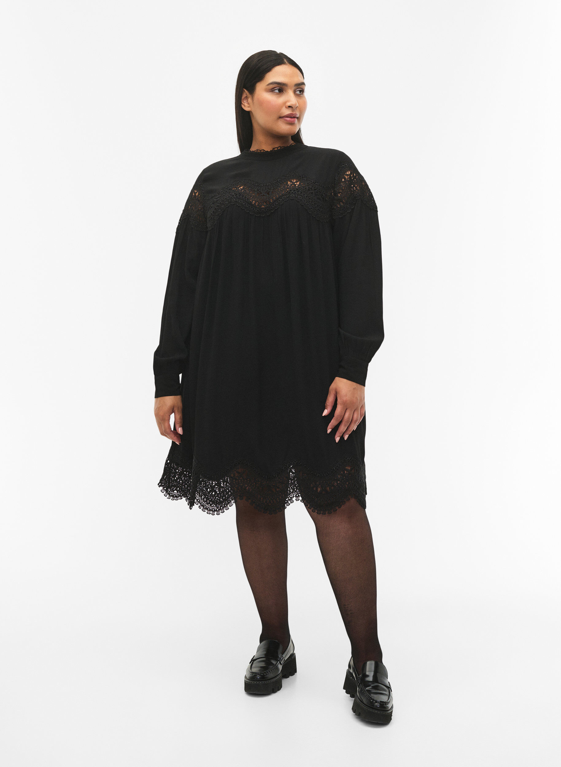 Zizzi Robe en viscose avec ornements brod&eacute;s, Black, Model image number 3
