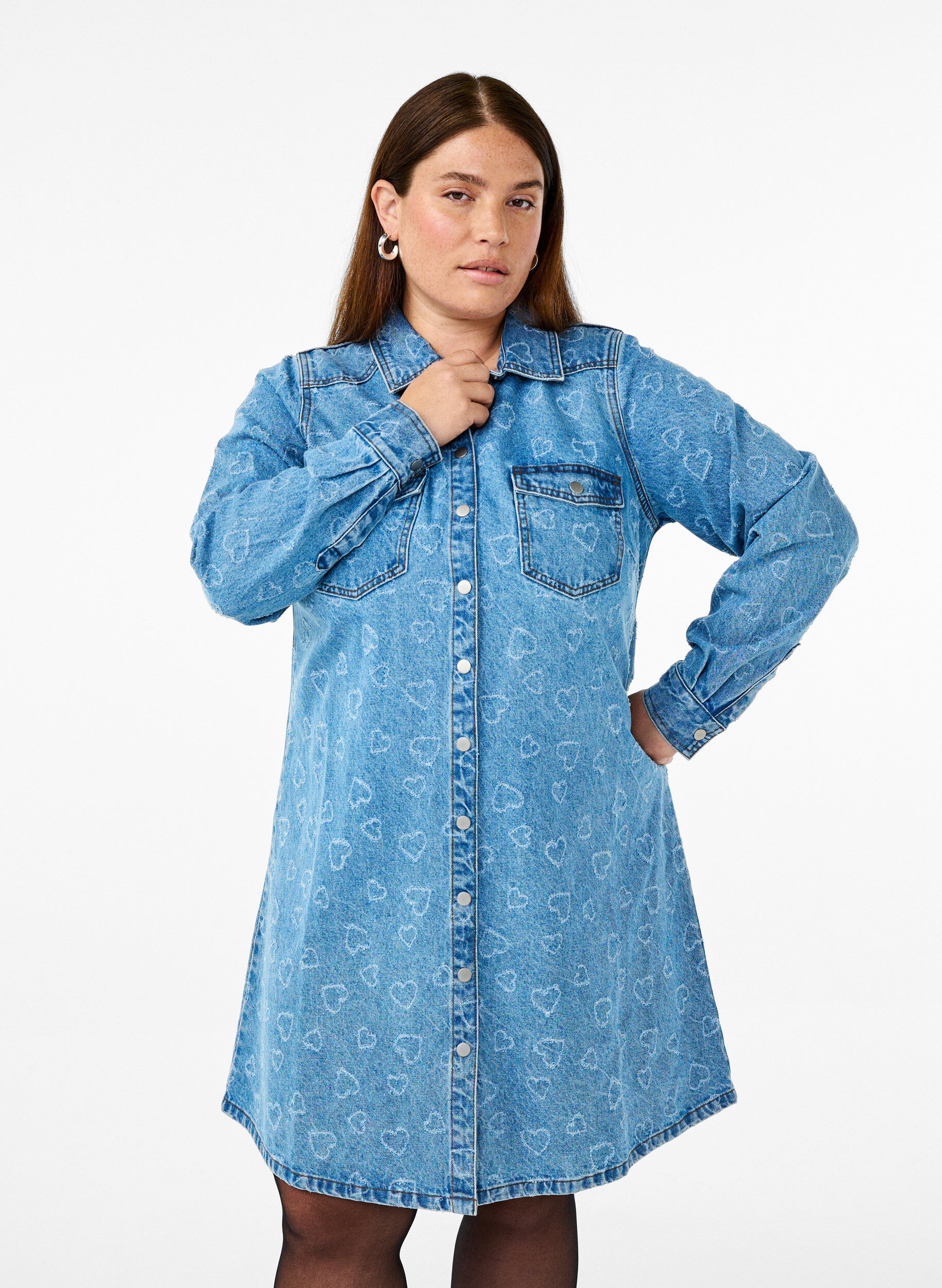 Zizzi Robe en jean &agrave; motif c&oelig;urs, Bleu, Model image number 0