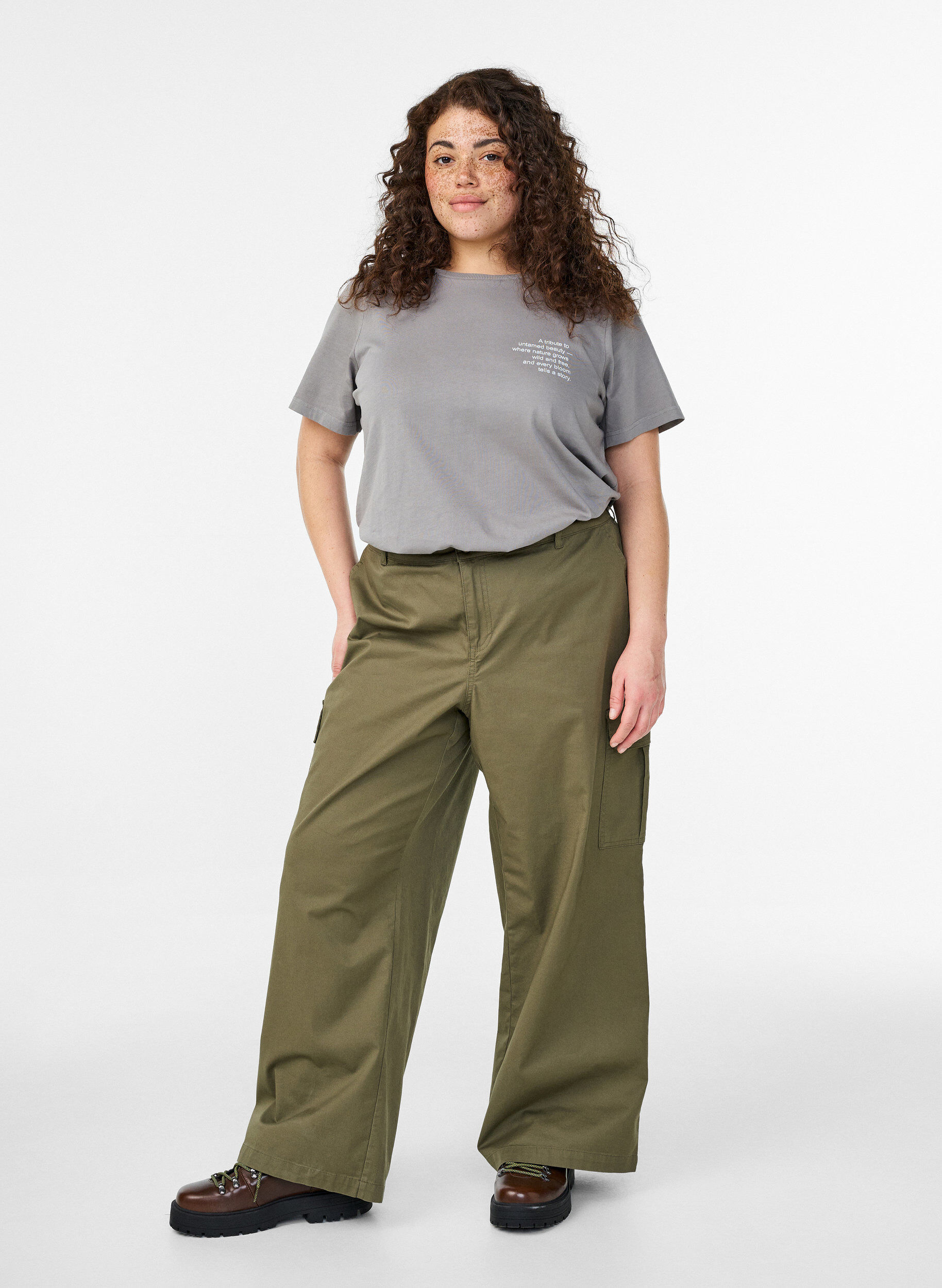 Zizzi T-shirt en coton avec imprim&eacute; devant et dos, 9990, Model image number 1