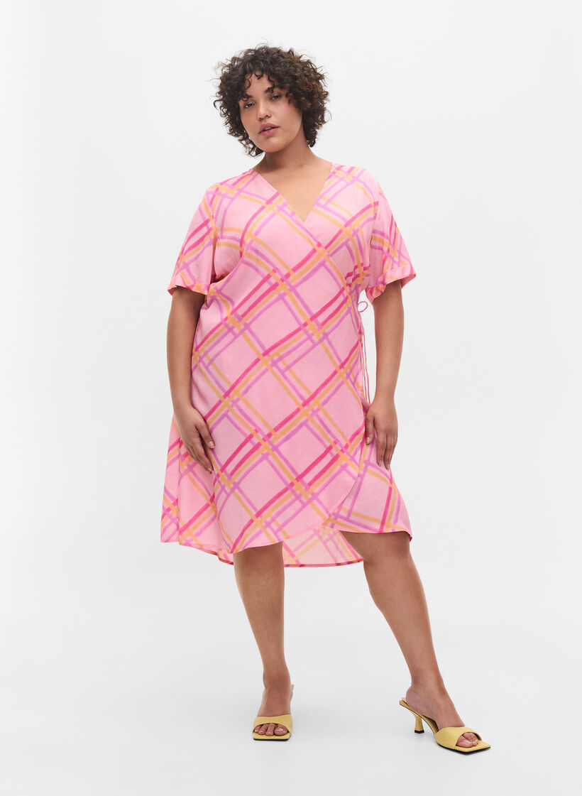 Robe portefeuille en viscose à carreaux , Pink Check, Model image number 3