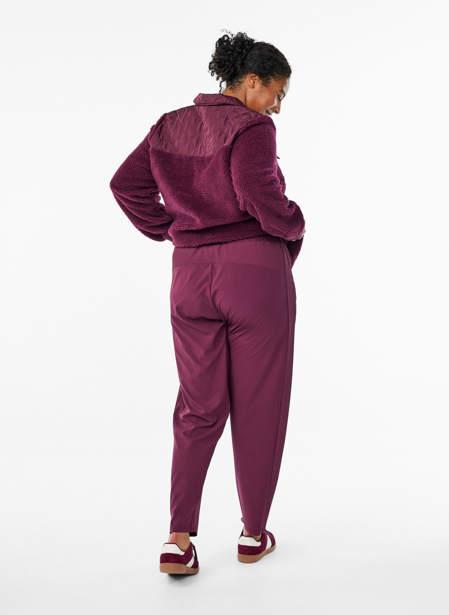 Zizzi Pantalon d&rsquo;entra&icirc;nement l&eacute;ger dot&eacute; de poches, Bordeaux, Model image number 1