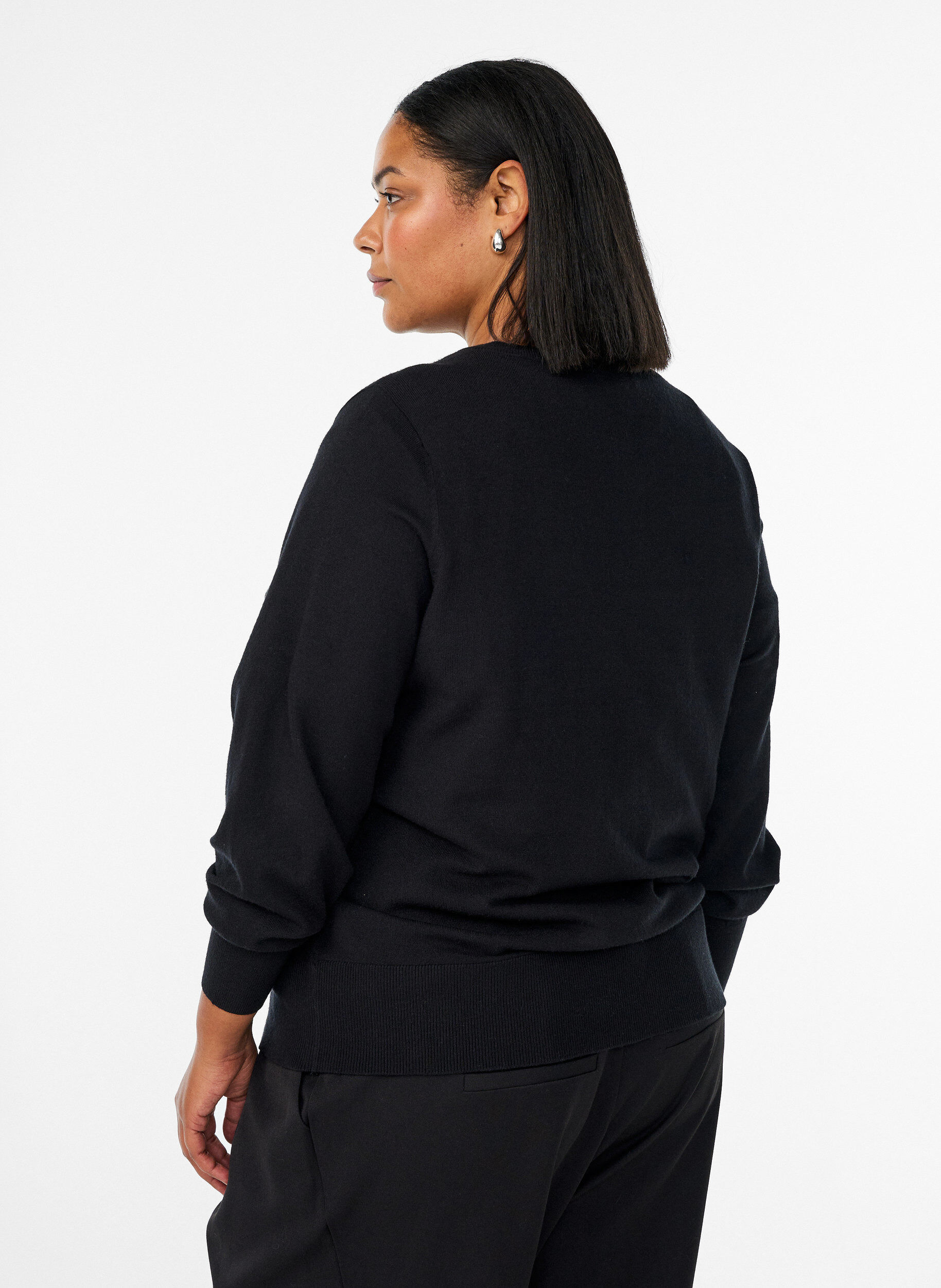 Zizzi Cardigan avec col rond et boutons recouverts de tissu, Noir, Model image number 2