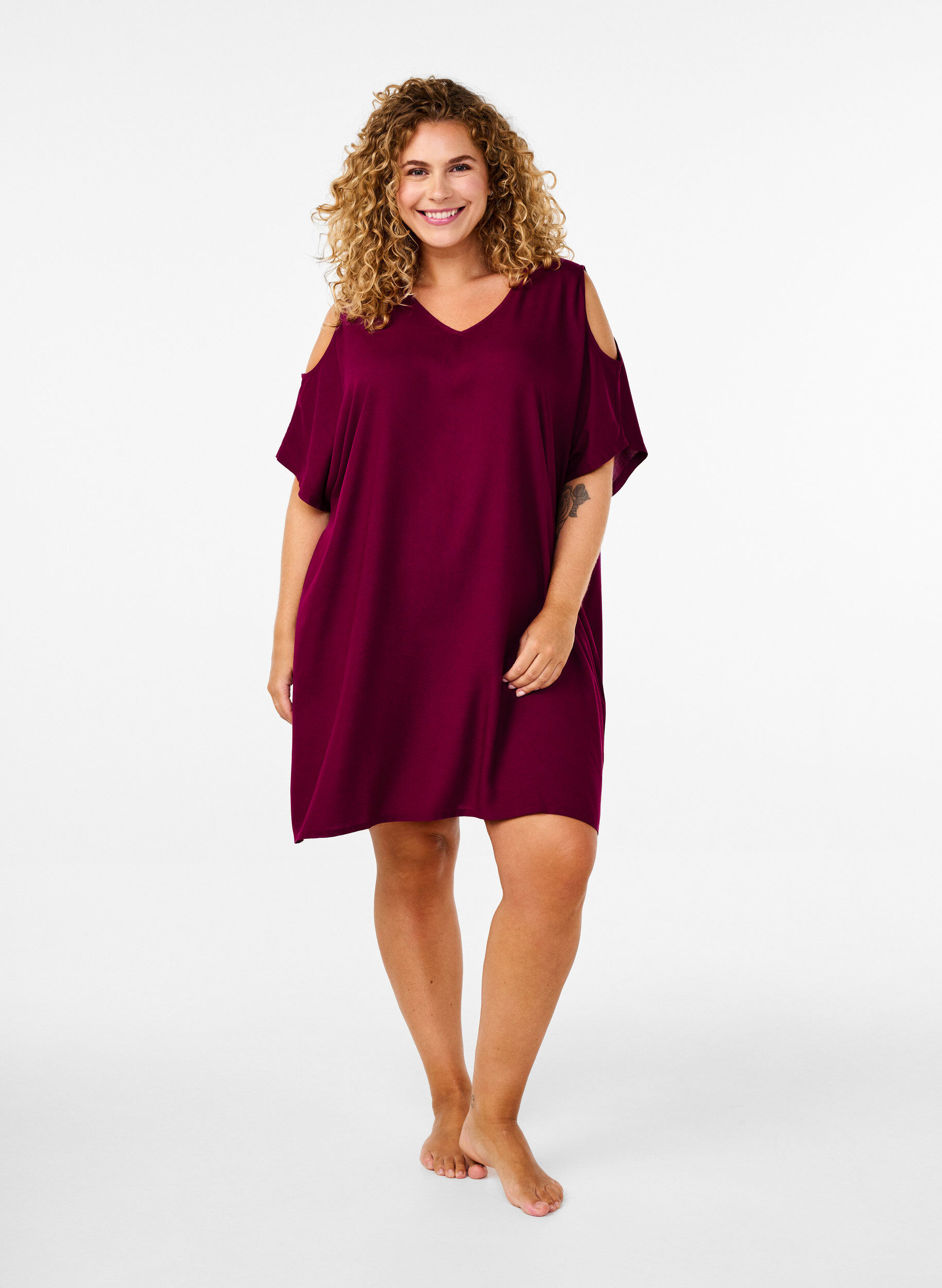 Zizzi Robe de plage en viscose avec d&eacute;tails sur les &eacute;paules, Bordeaux, Model image number 1