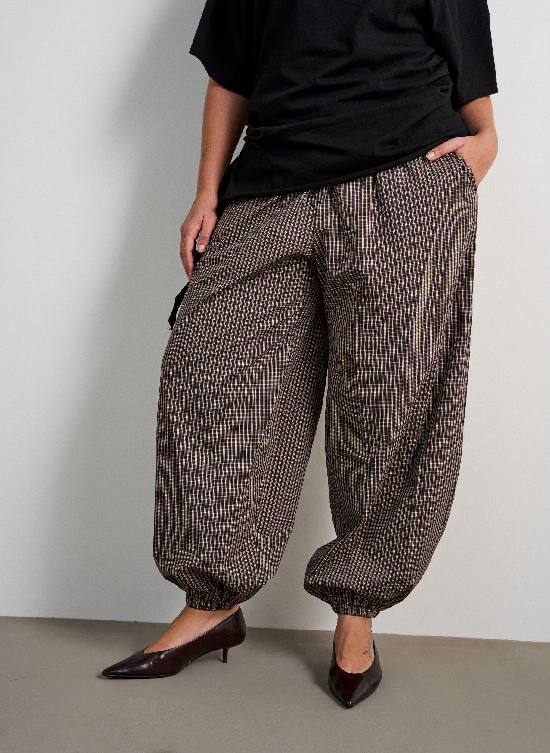 ZizziPantalon ballon &agrave; taille haute et imprim&eacute; int&eacute;gral, Marron, Model image number 2