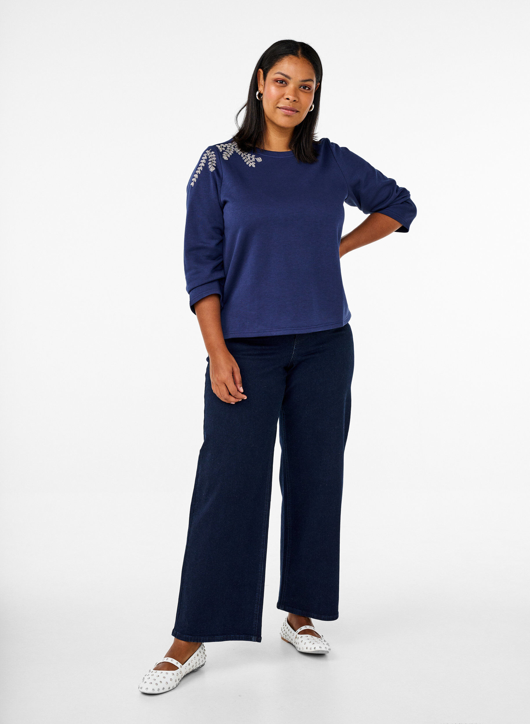 Zizzi Sweat-shirt court &agrave; d&eacute;tails perl&eacute;s, Bleu, Model image number 1