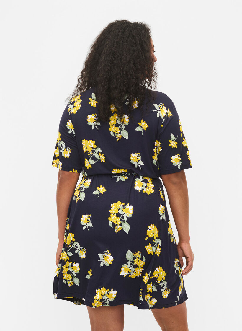 Robe portefeuille en viscose à manches courtes, Night Sky AOP Flower, Model image number 1