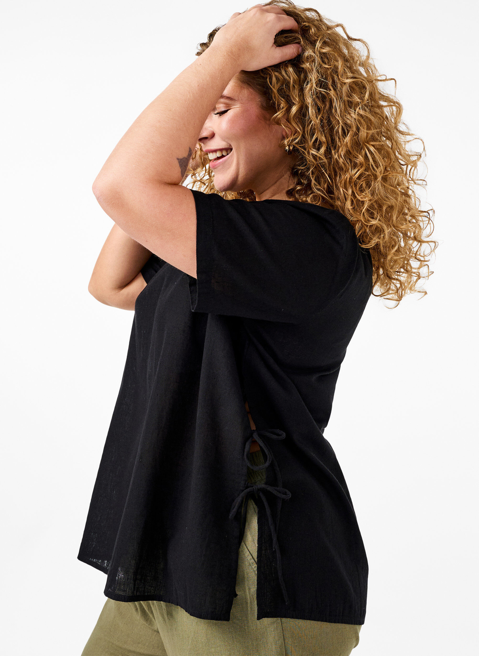 Zizzi Blouse &agrave; manches courtes en m&eacute;lange de coton et lin avec d&eacute;tail lac&eacute;, Black, Model image number 2