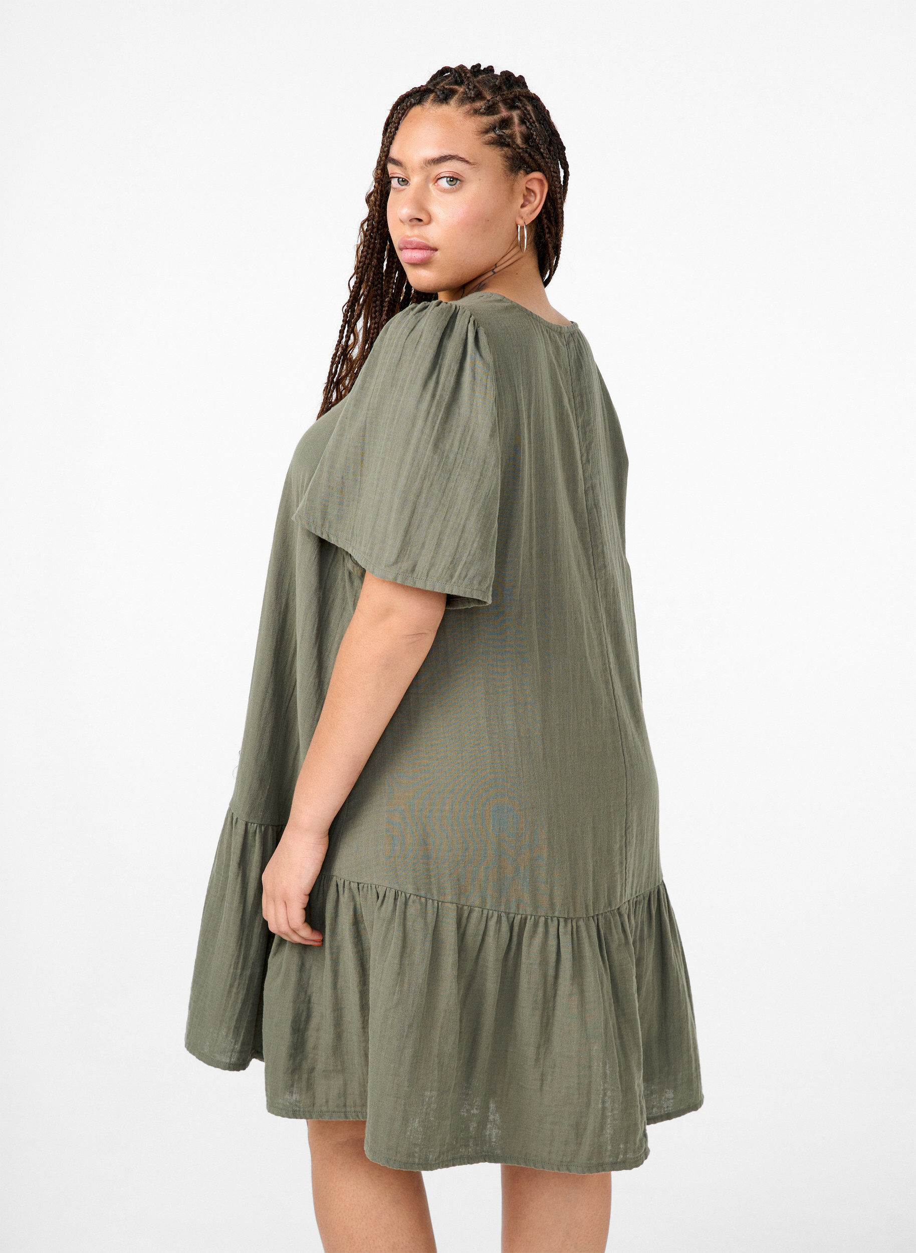 Zizzi Robe &agrave; manches courtes en coton &agrave; une coupe &eacute;vas&eacute;e., Thyme, Model image number 1