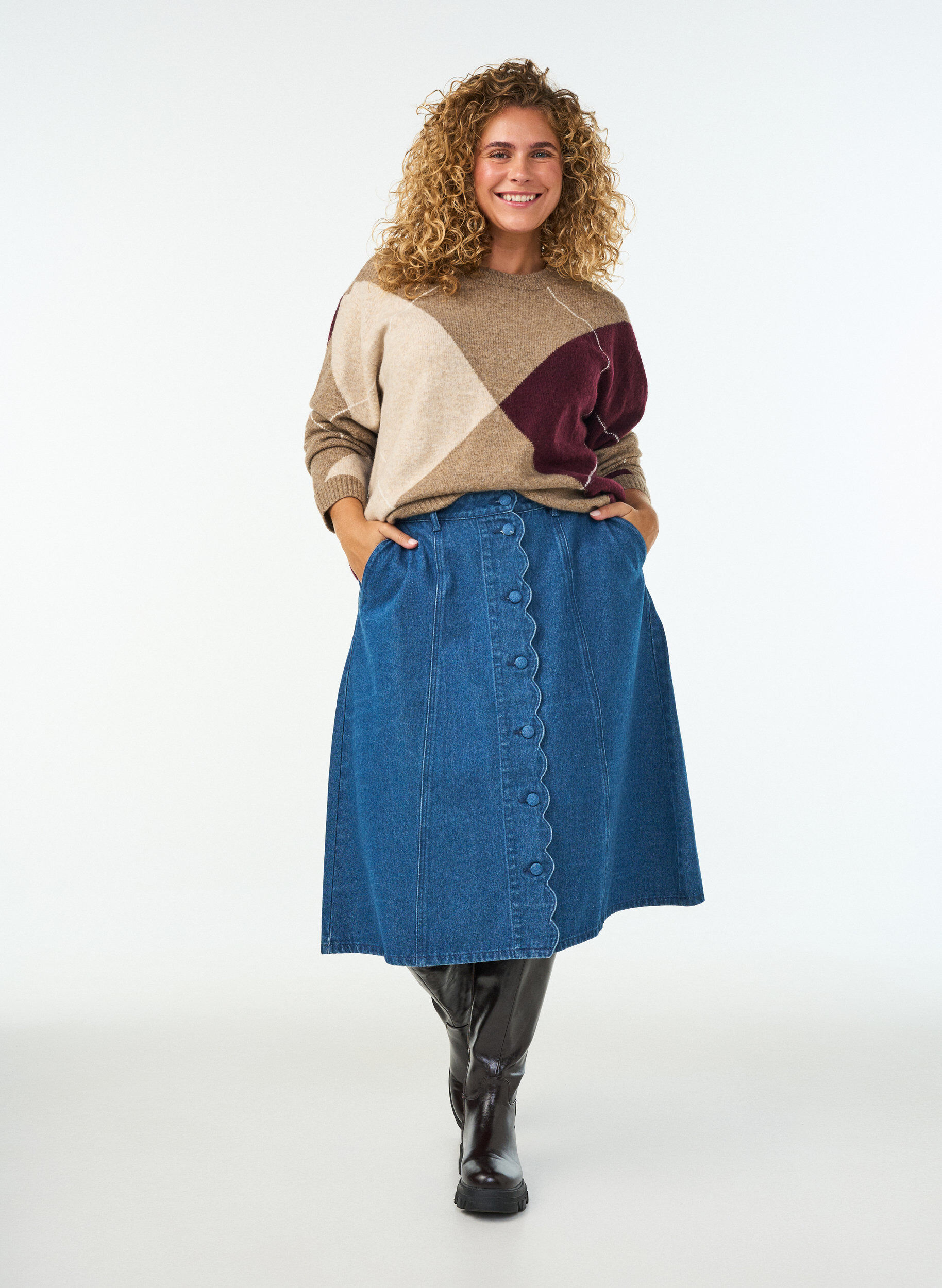 ZizziJupe en jean coupe &eacute;vas&eacute;e avec patte de boutonnage ondul&eacute;e, Bleu, Model image number 0
