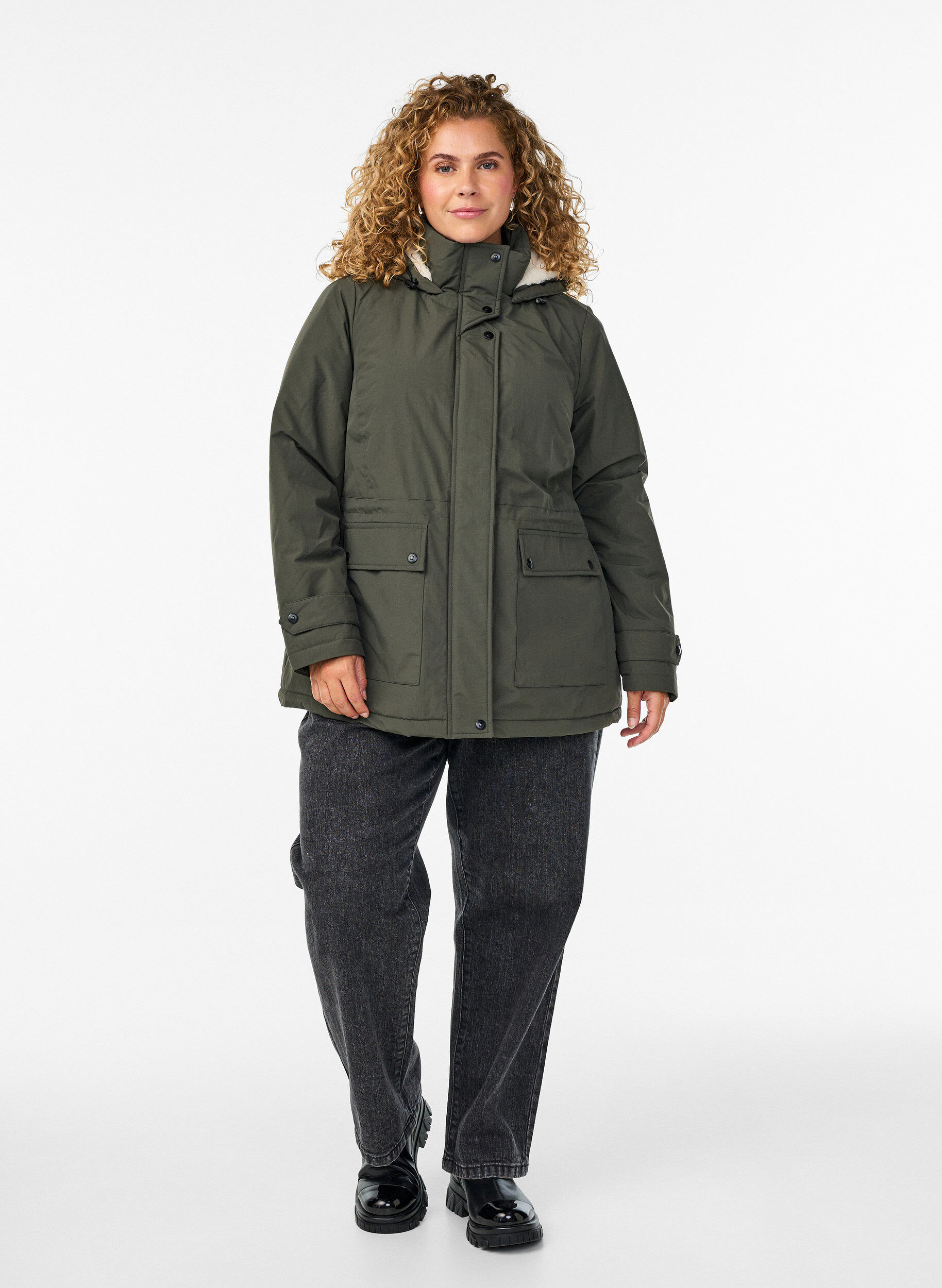 Zizzi Parka matelass&eacute; l&eacute;ger avec capuche doubl&eacute;e en teddy, Vert Kaki, Model image number 1