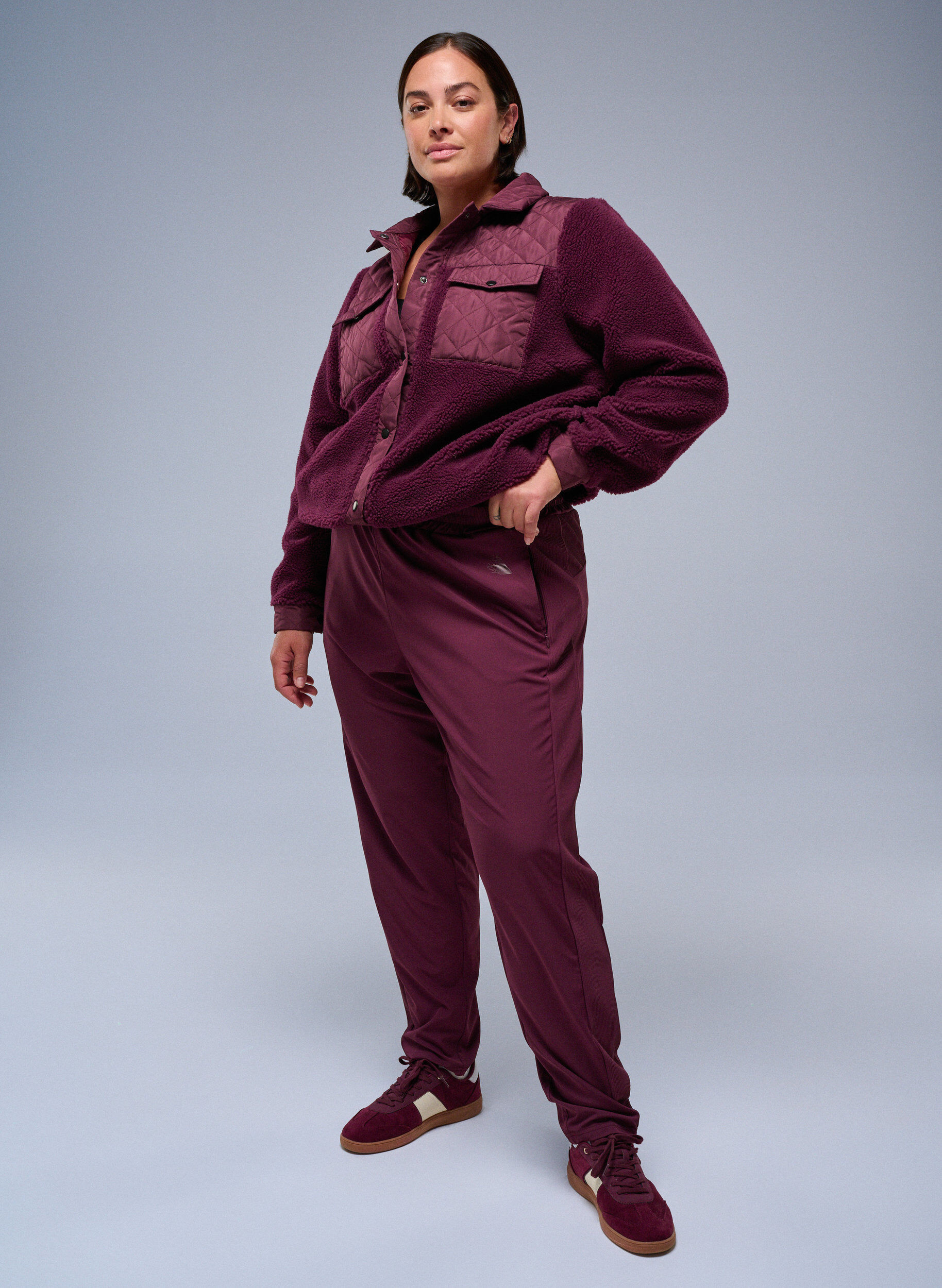 Zizzi Pantalon d&rsquo;entra&icirc;nement l&eacute;ger dot&eacute; de poches, Bordeaux, Image image number 0