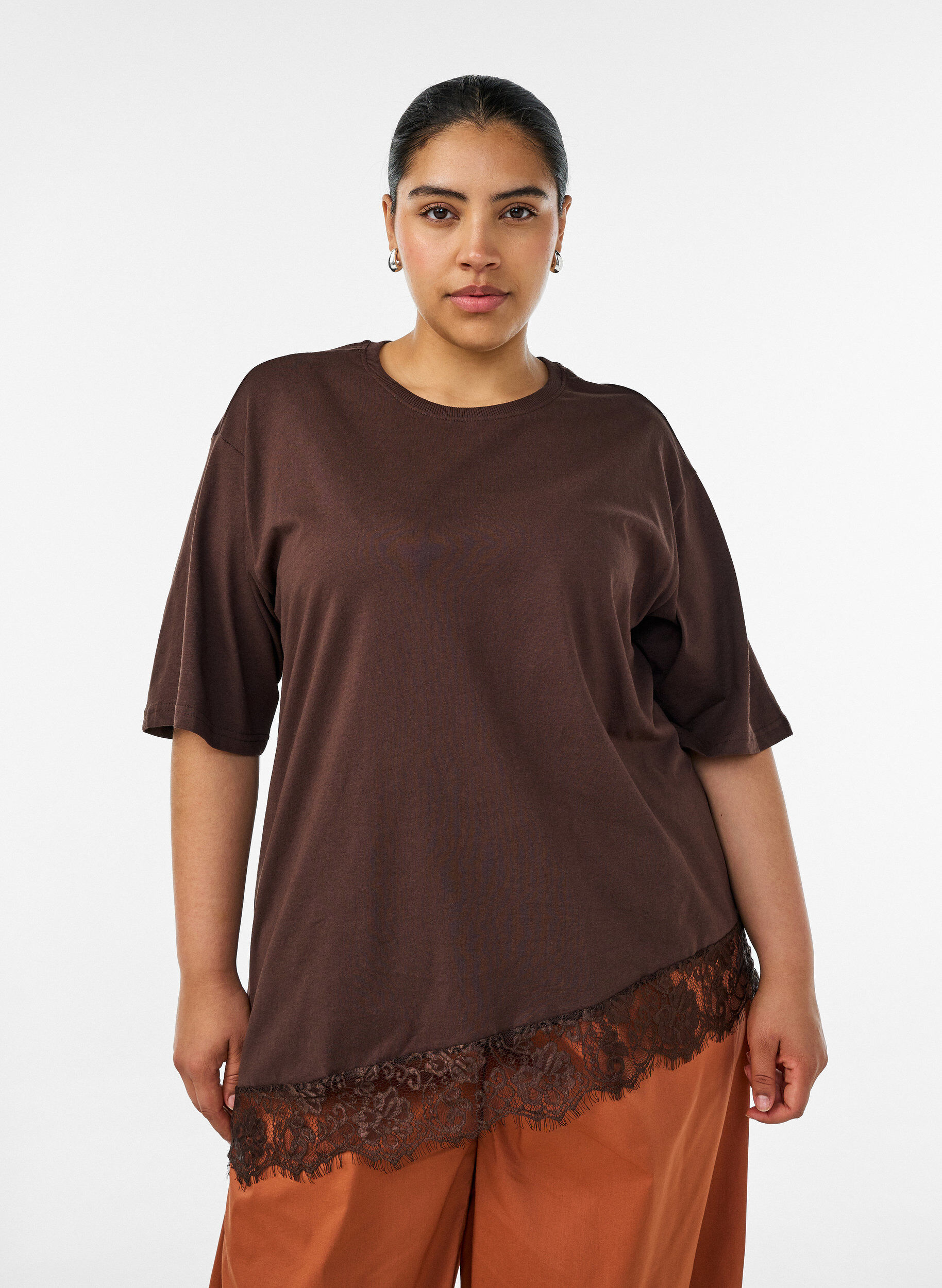 T-shirt avec ourlet asym&eacute;trique en dentelle, Marron, Model