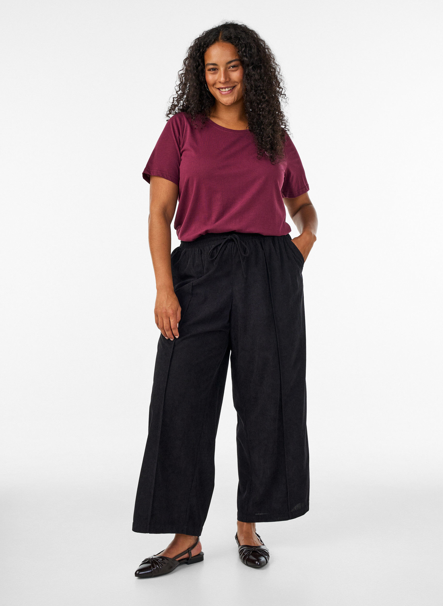 ZizziPantalon en velours c&ocirc;tel&eacute; &agrave; coupe ample et taille haute, Noir, Model image number 0