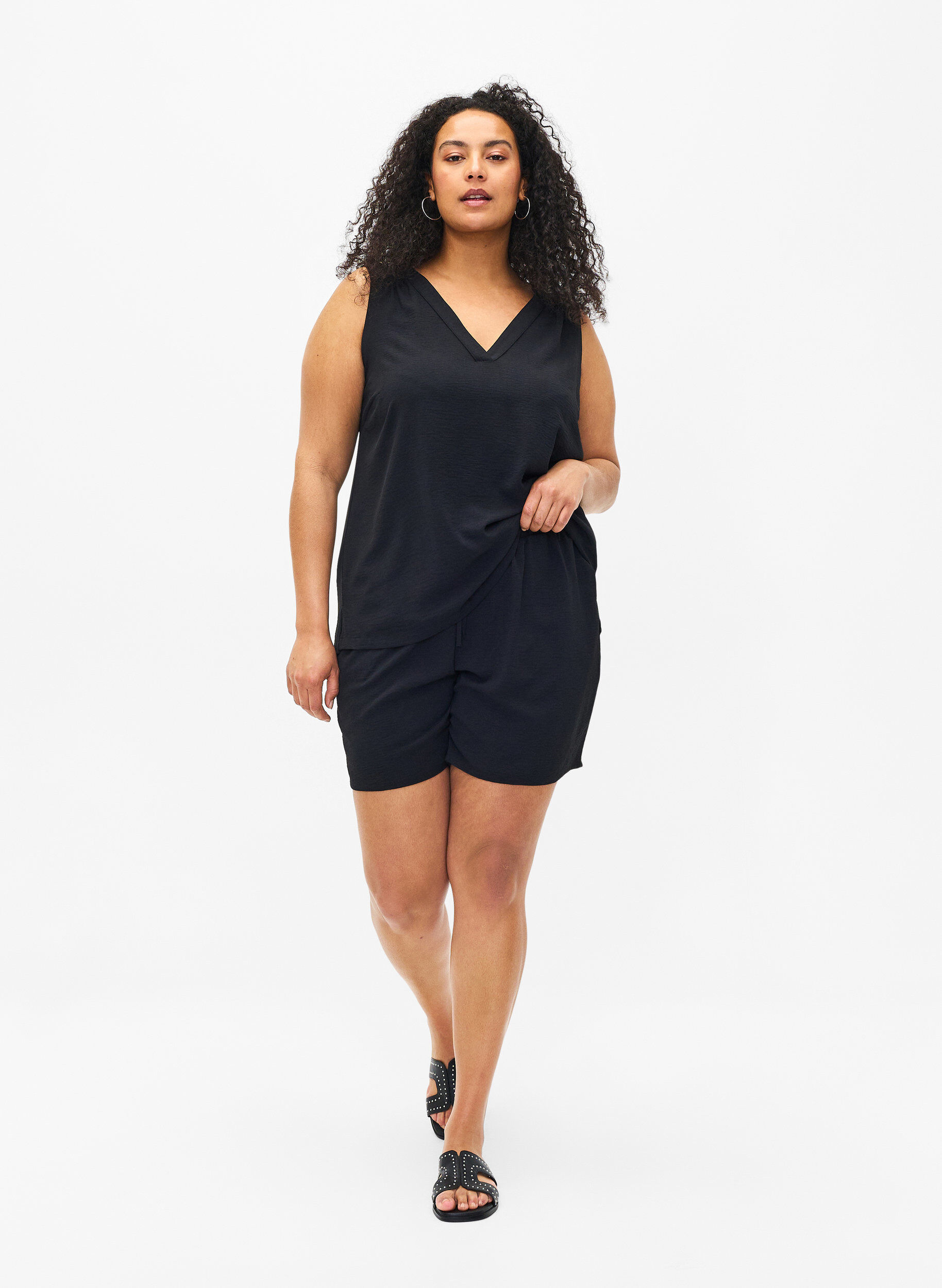 Zizzi Short avec poches et ceinture &eacute;lastique, Noir, Model image number 1