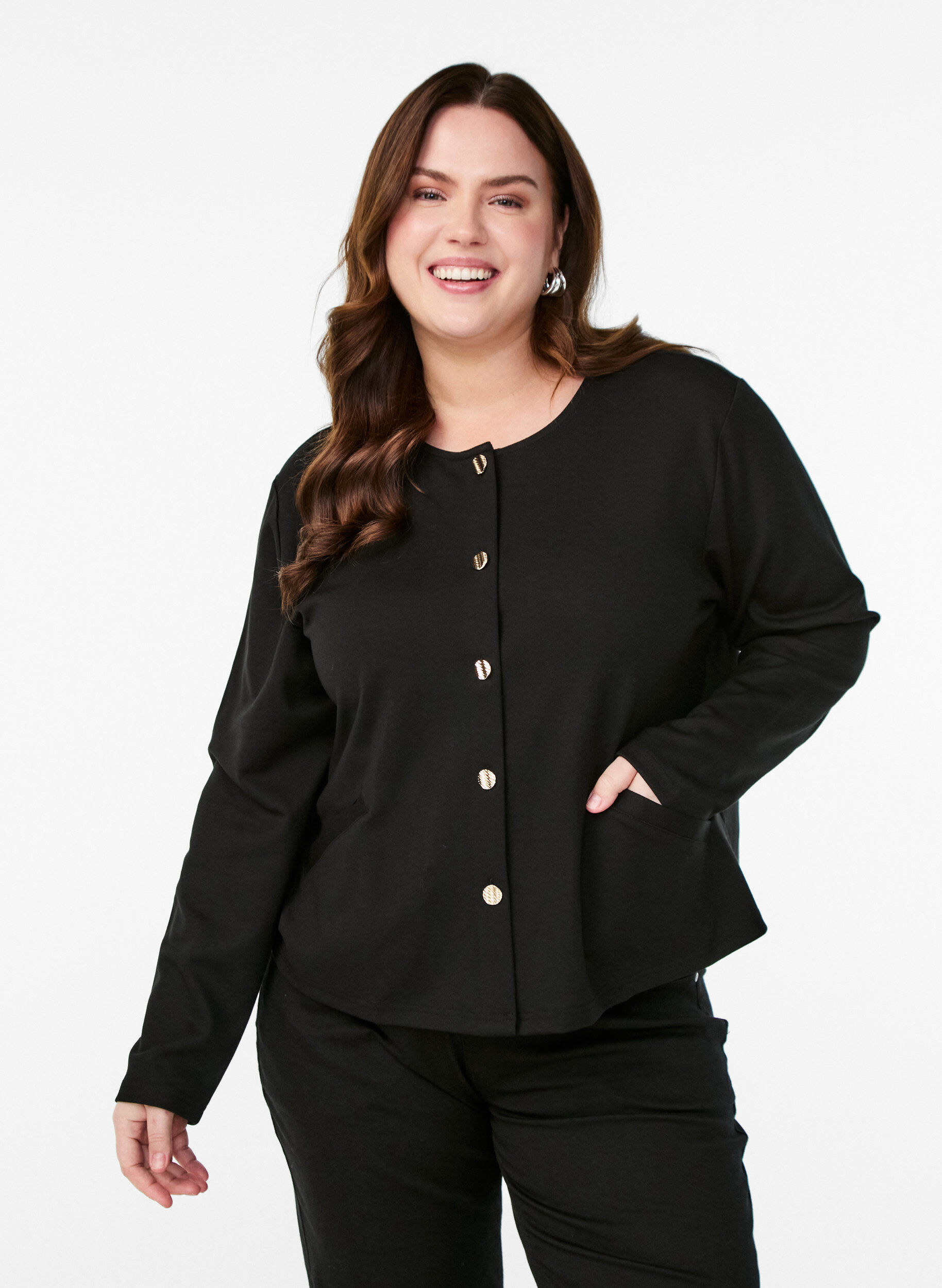 Zizzi Cardigan avec boutons d&eacute;coratifs et manches longues, Black, Model image number 0
