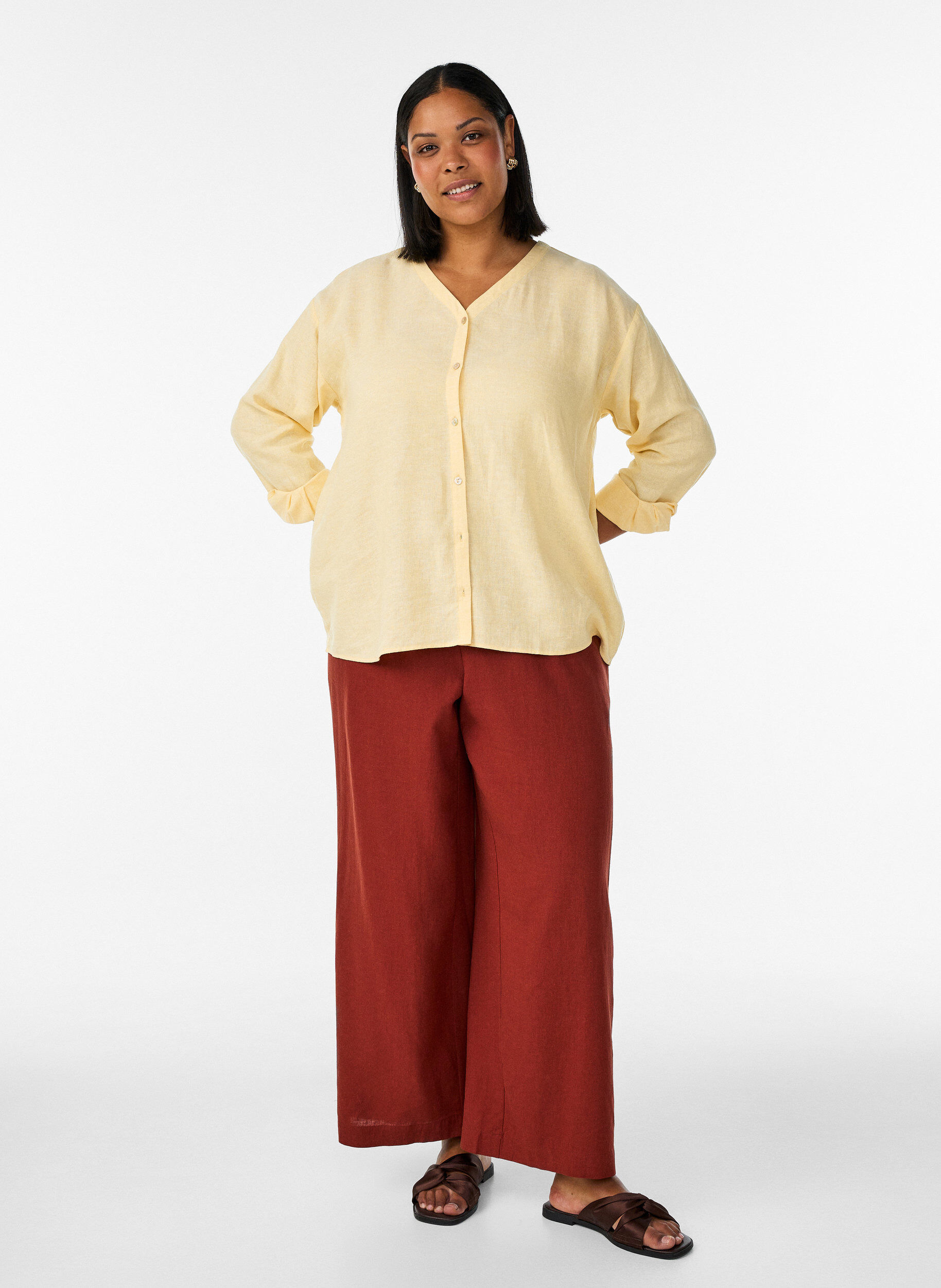 Pantalon large en lin et viscose, Bordeaux, Model