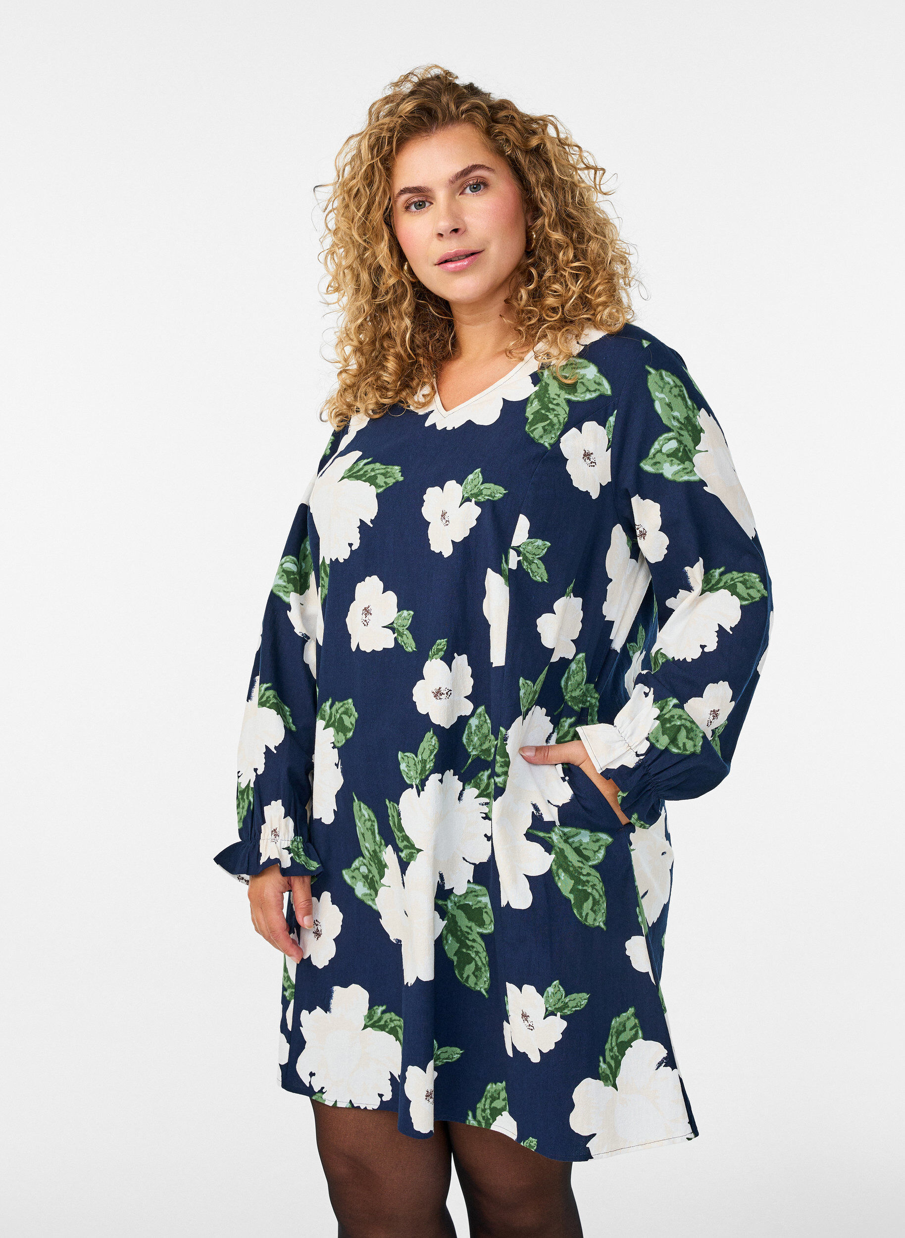 Robe courte en coton avec col V et manches longues, Bleu, Model