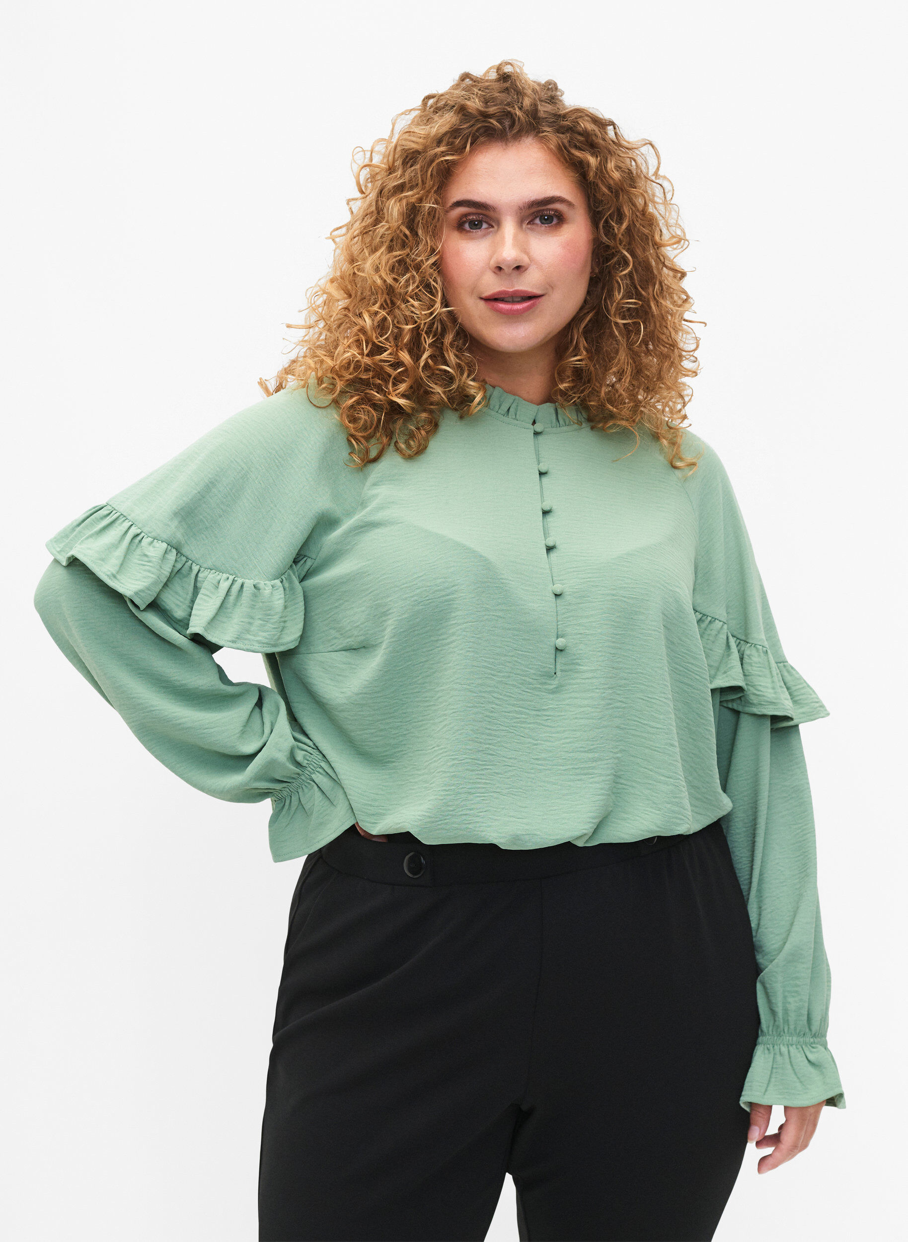 Zizzi Blouse avec volants et boutons, Green Bay, Model image number 0