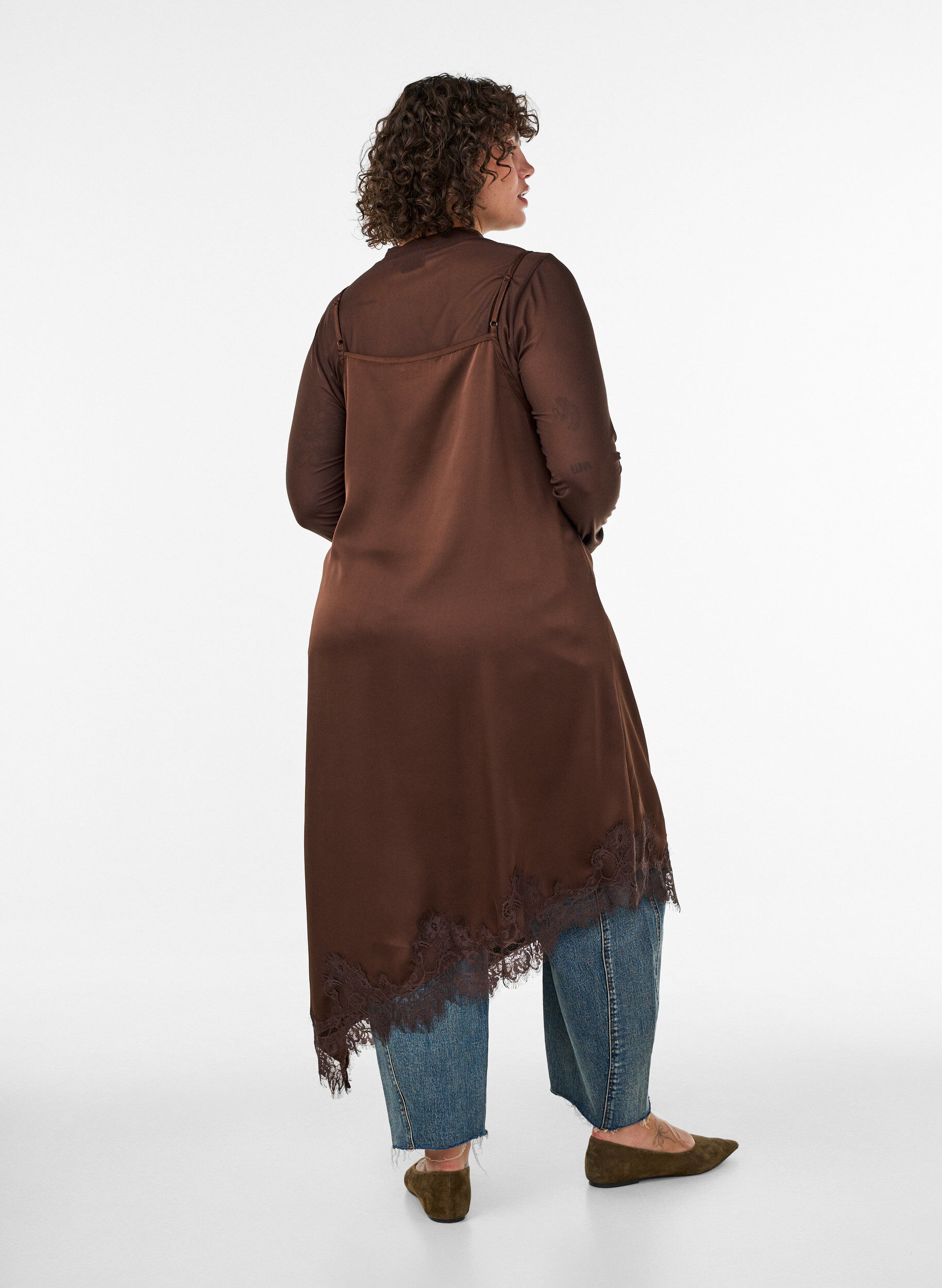 ZizziRobe en satin avec dentelle et ourlet asym&eacute;trique, Marron, Model image number 2