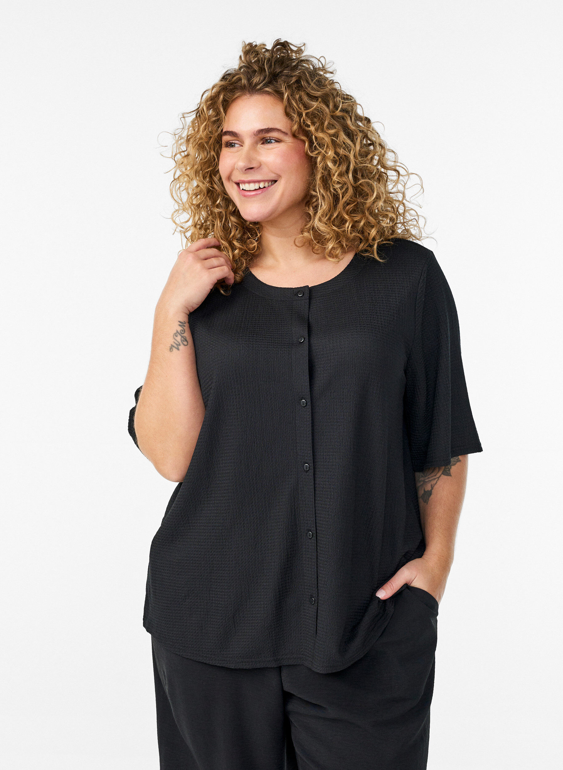 Zizzi Blouse textur&eacute;e &agrave; manches courtes et fermeture boutonn&eacute;e, Noir, Model image number 0
