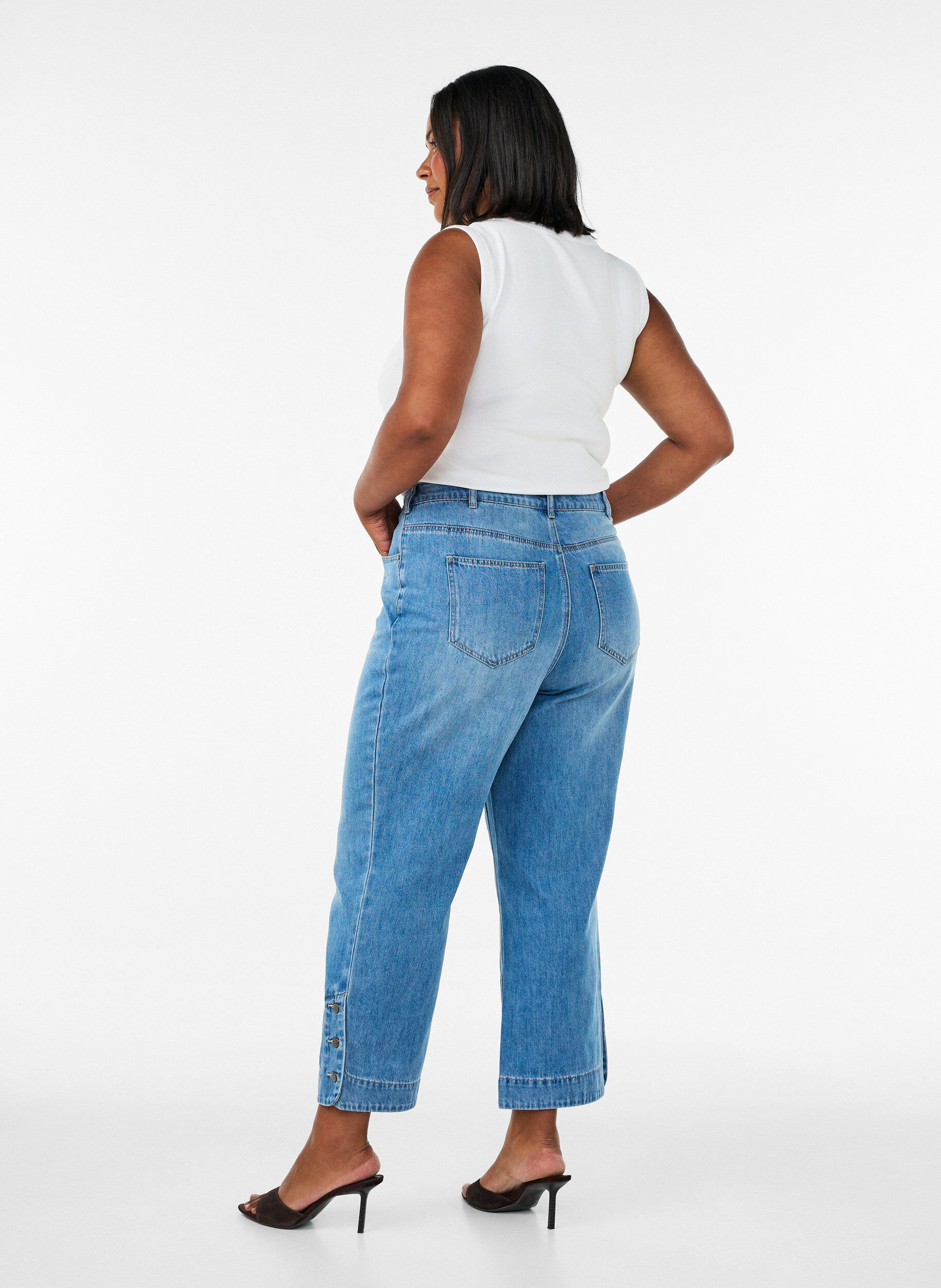 ZizziJean cropped Kiana &agrave; coupe droite avec d&eacute;tails boutonn&eacute;s, Bleu Clair, Model image number 1