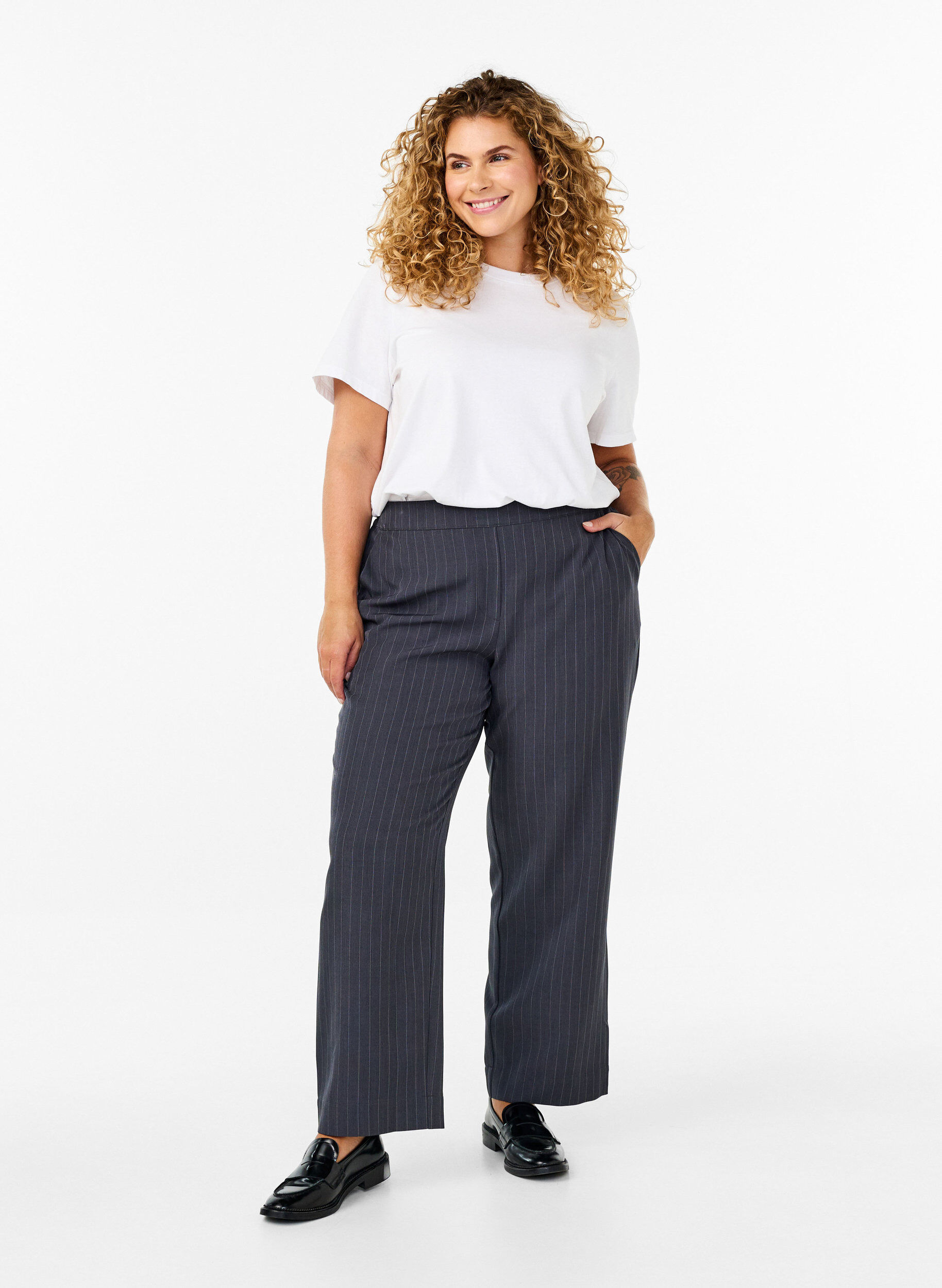 Zizzi FLASH - Pantalon large dot&eacute; de poches, Dark Grey Mel Stripe, Model image number 0