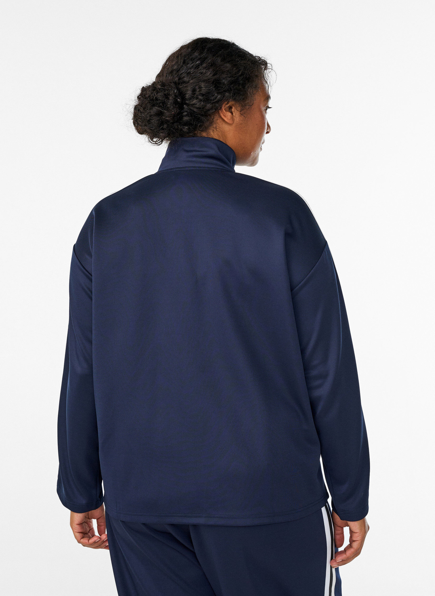 Zizzi Veste de surv&ecirc;tement avec des rayures et des poches, Bleu, Model image number 2