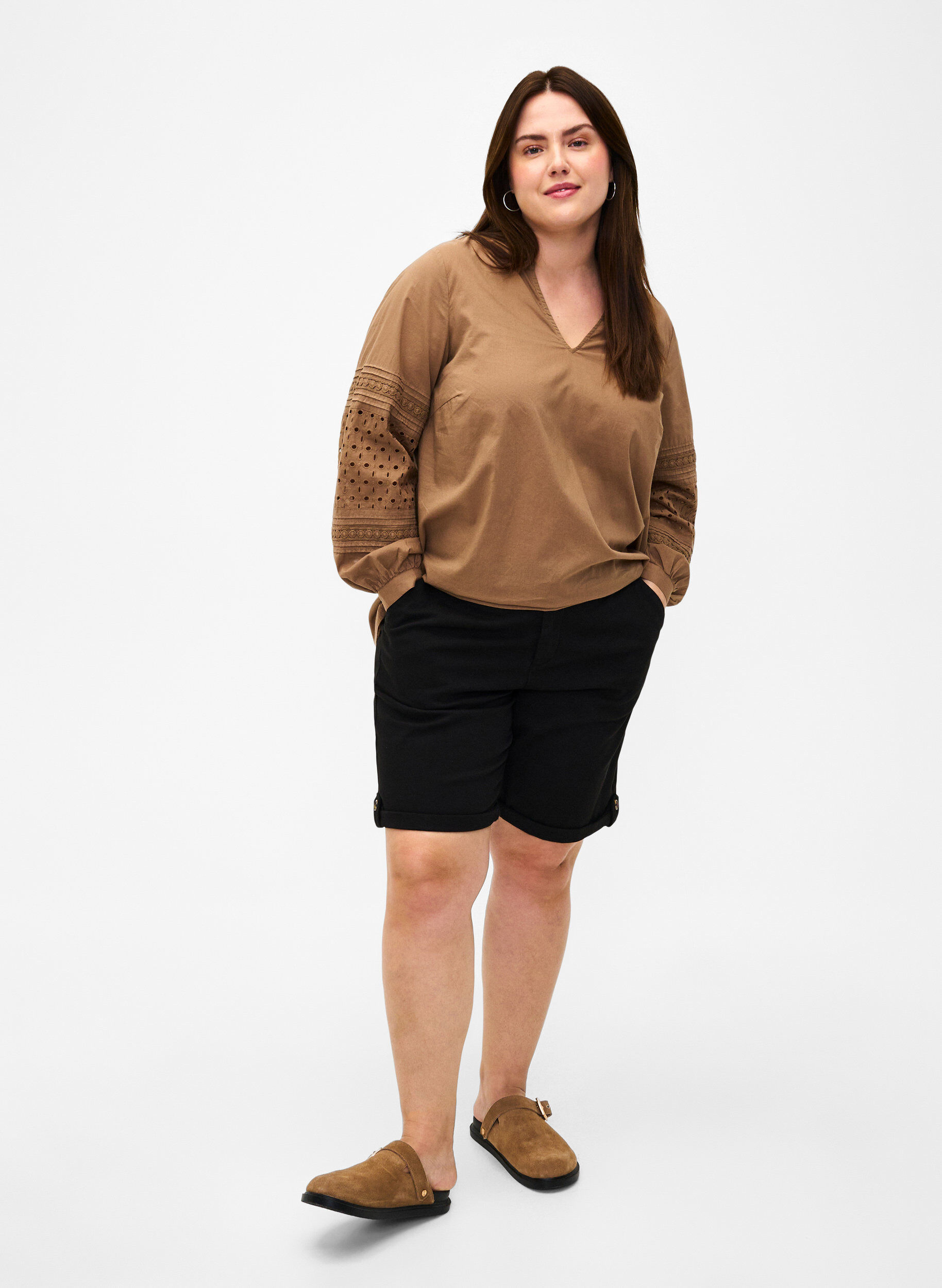 Zizzi Short chino &agrave; poches, Black, Model image number 3