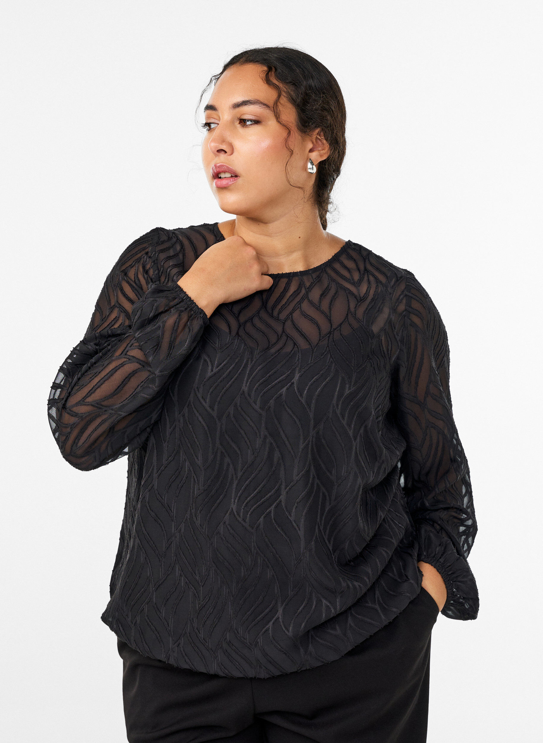 Blouse en mousseline avec un motif textur&eacute;, Noir, Model
