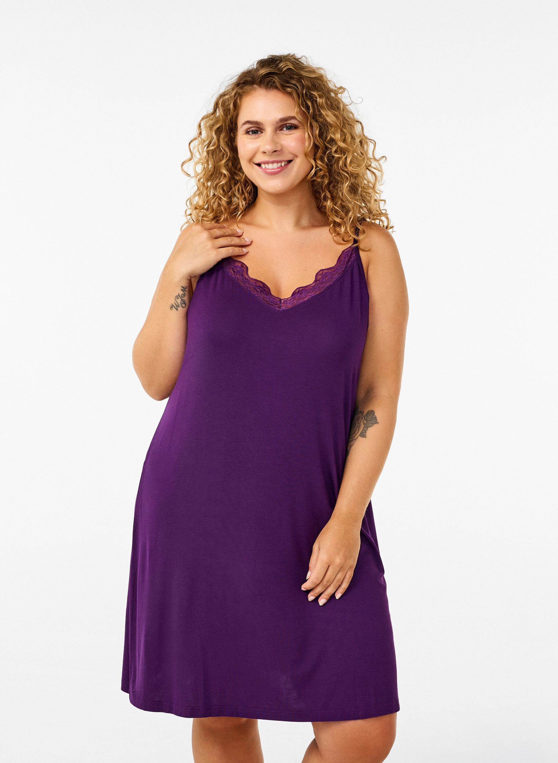 Zizzi Chemise de nuit avec bord dentelle en viscose, Violet, Model image number 0