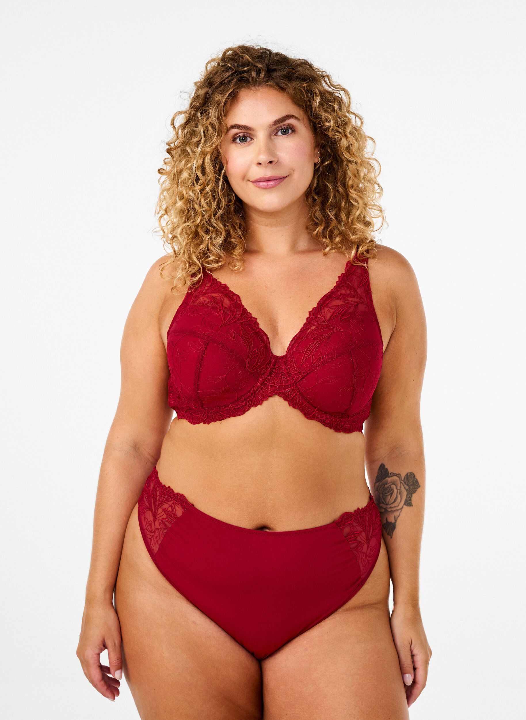 ZizziString en microfibre avec dentelle, Rouge, Model image number 0