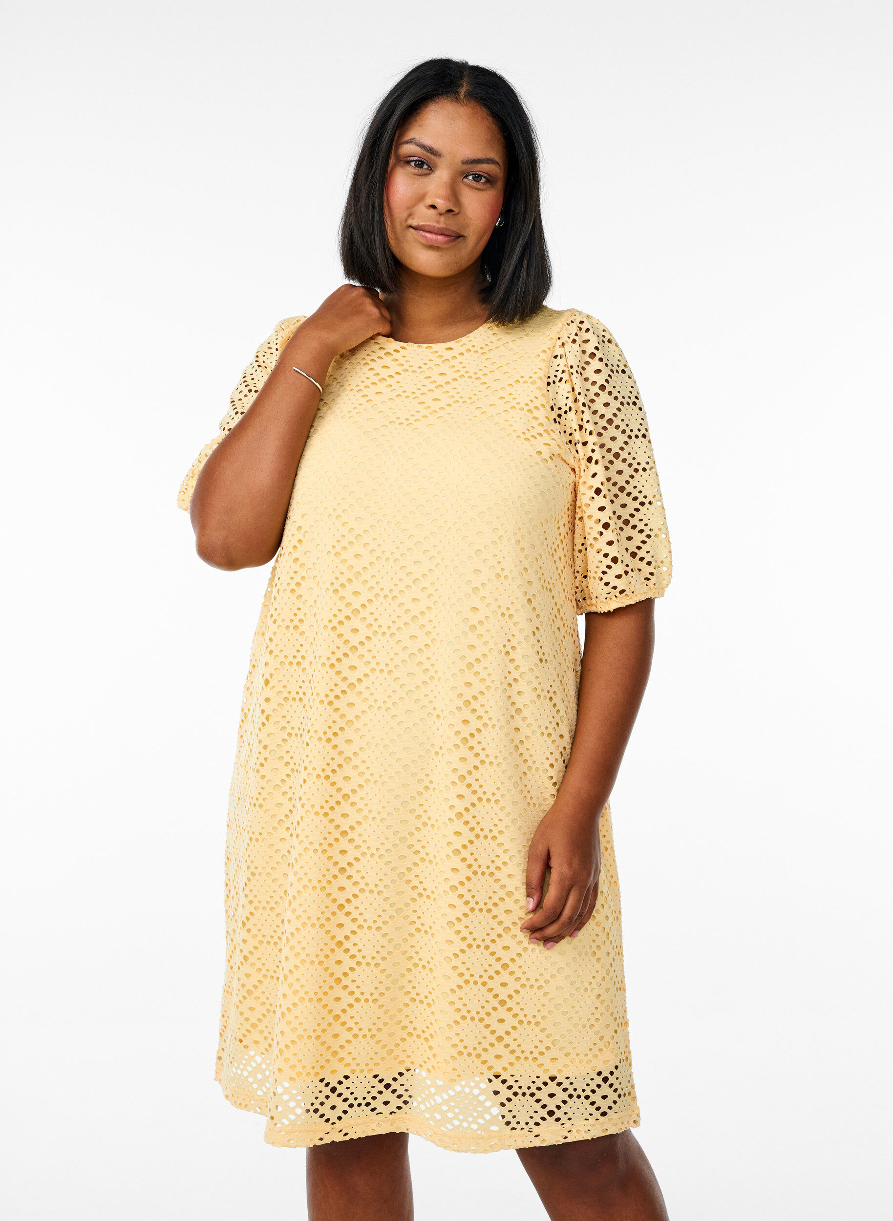 Zizzi Robe mi-longue avec motif ajour&eacute; et manches courtes, Jaune clair, Model image number 0