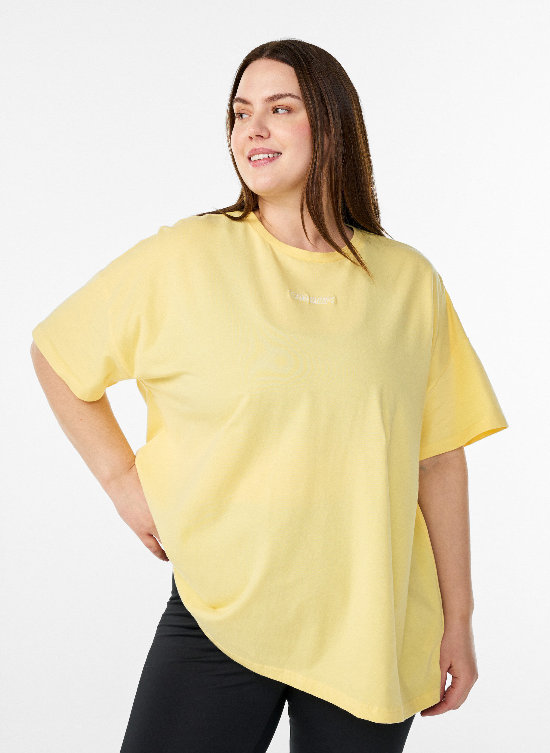 T-shirt en coton bio avec un petit motif sur le devant, Jaune, Model