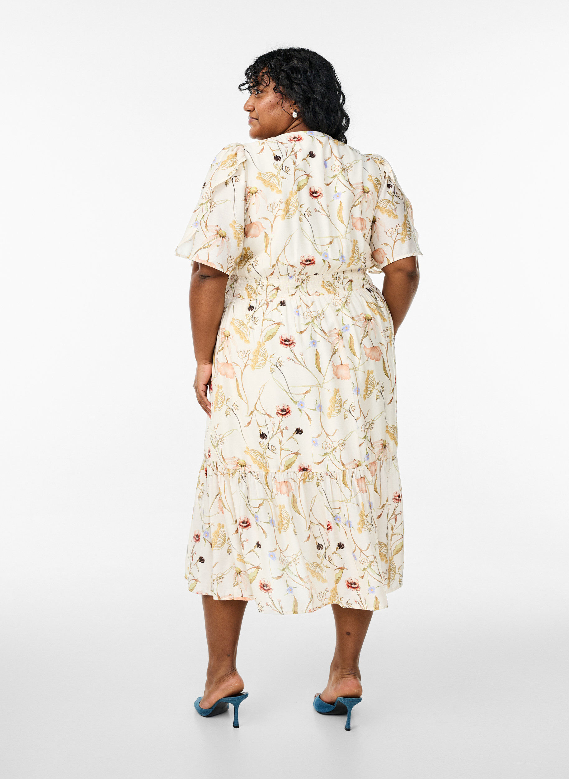 ZizziRobe mi-longue &agrave; fleurs avec une forme trap&egrave;ze, Beige, Model image number 2