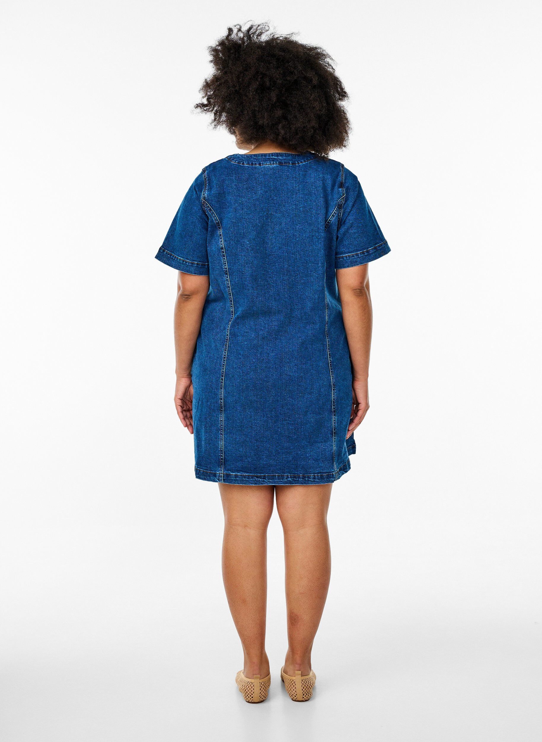 Zizzi Robe courte en jean avec col en V, Bleu, Model image number 2